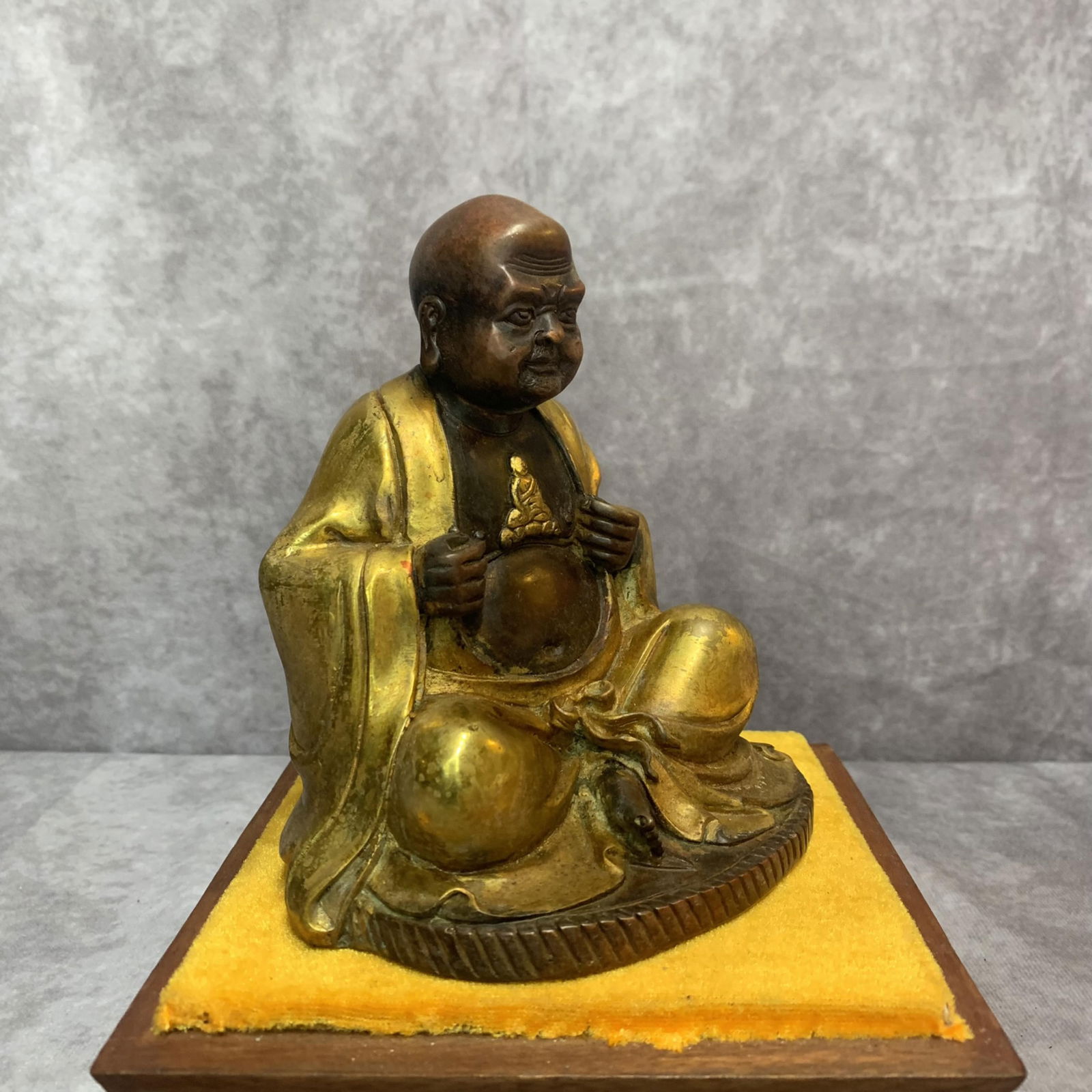 A FINE BRONZE LU HAN STATUE - 6