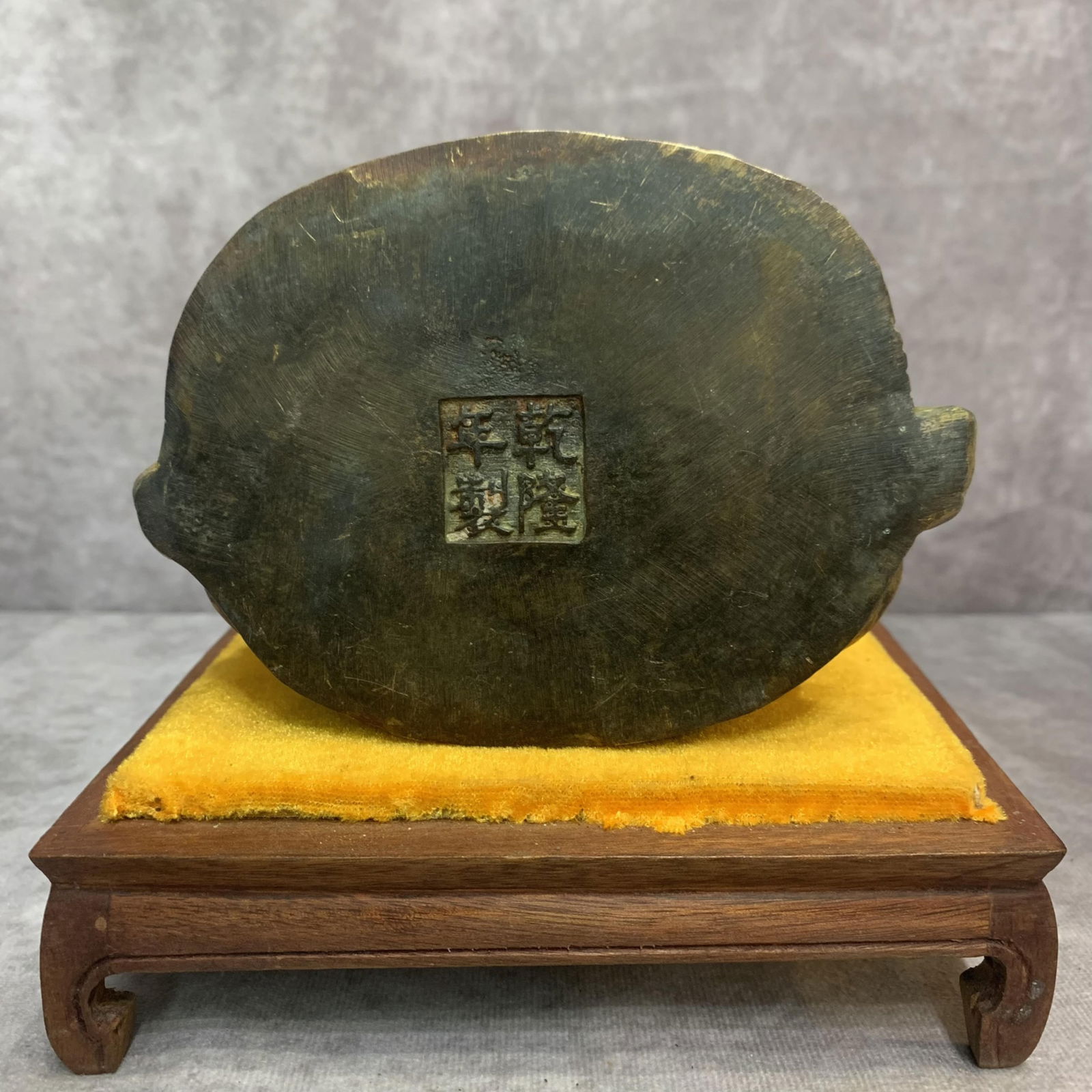 A FINE BRONZE LU HAN STATUE - 8