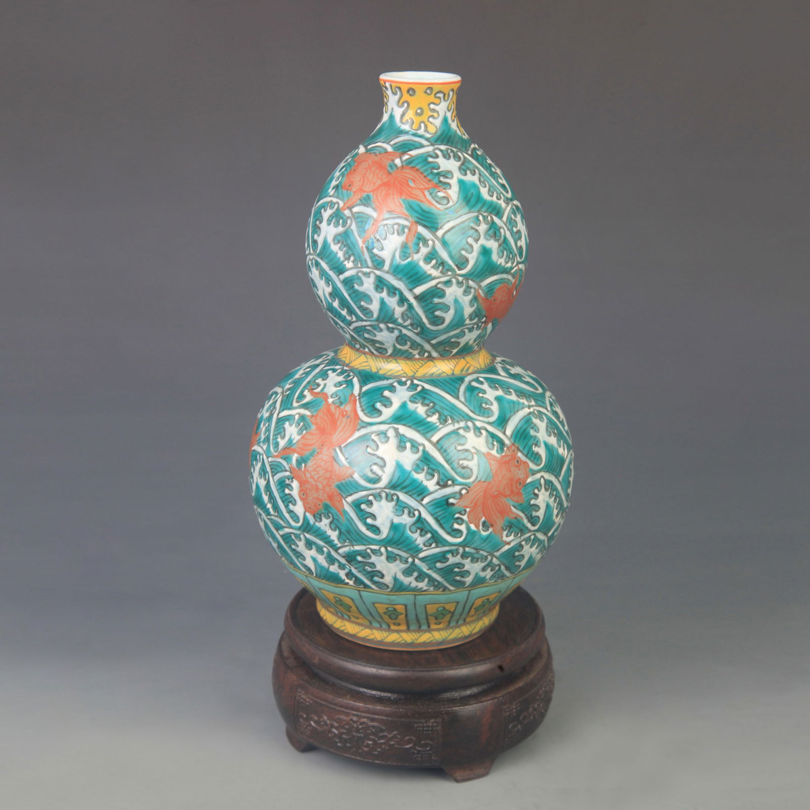 FAMILLE ROSE FISH-PATTERN GOURD STYLE PORCELAIN VASE: Qing Dynasty Qian Long Period: High: 9.00 inch; Diameter: 5.50 inch;