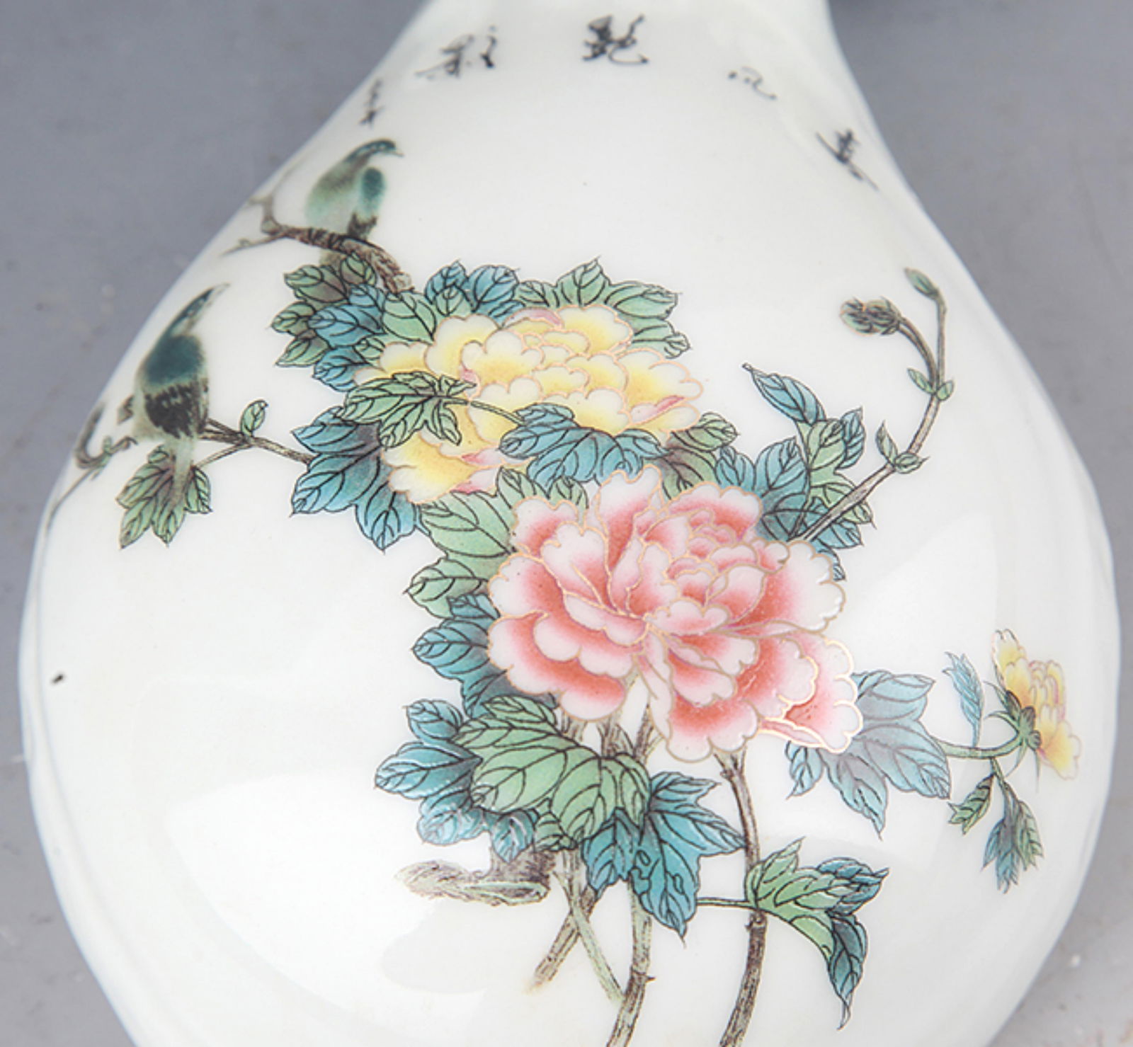 A FINE PORCELAIN LUTE PATTERN FIGURE - 3