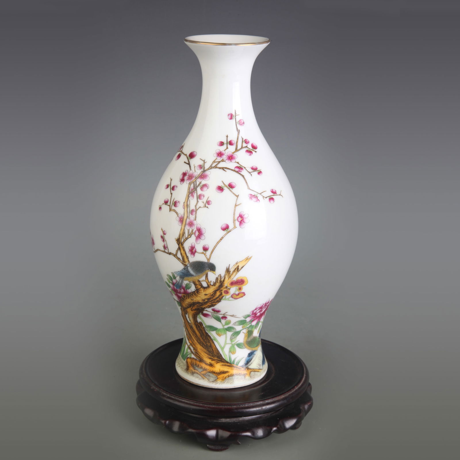 FAMILLE ROSE BIRD-PATTERNED FISH-TAIL STYLE PORCELAIN VASE: Qing Dynasty Qian Long Period; Diameter: 2.2 inch; High: 9.4 inch