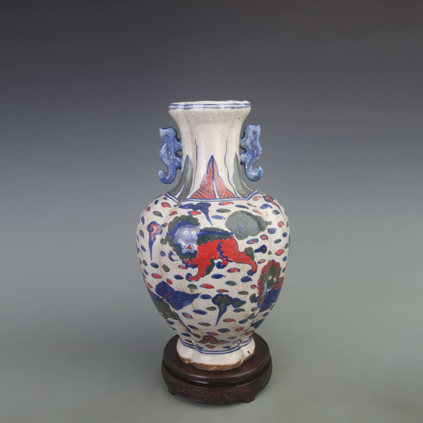FAMILLE VERTE ANIMAL PATTERN PORCELAIN VASE: Ming Dynasty Style; Diameter: 8.0 inch; High: 14.3 inch;