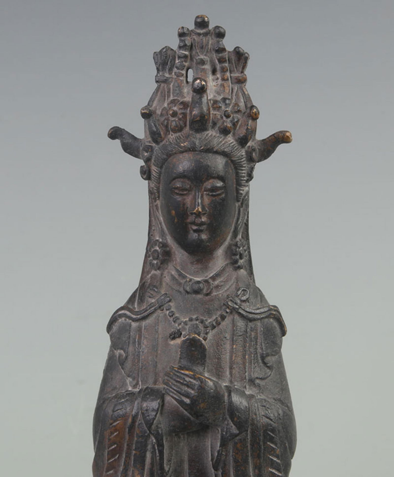 A FINE BRONZE GUANYIN STATUE - 2