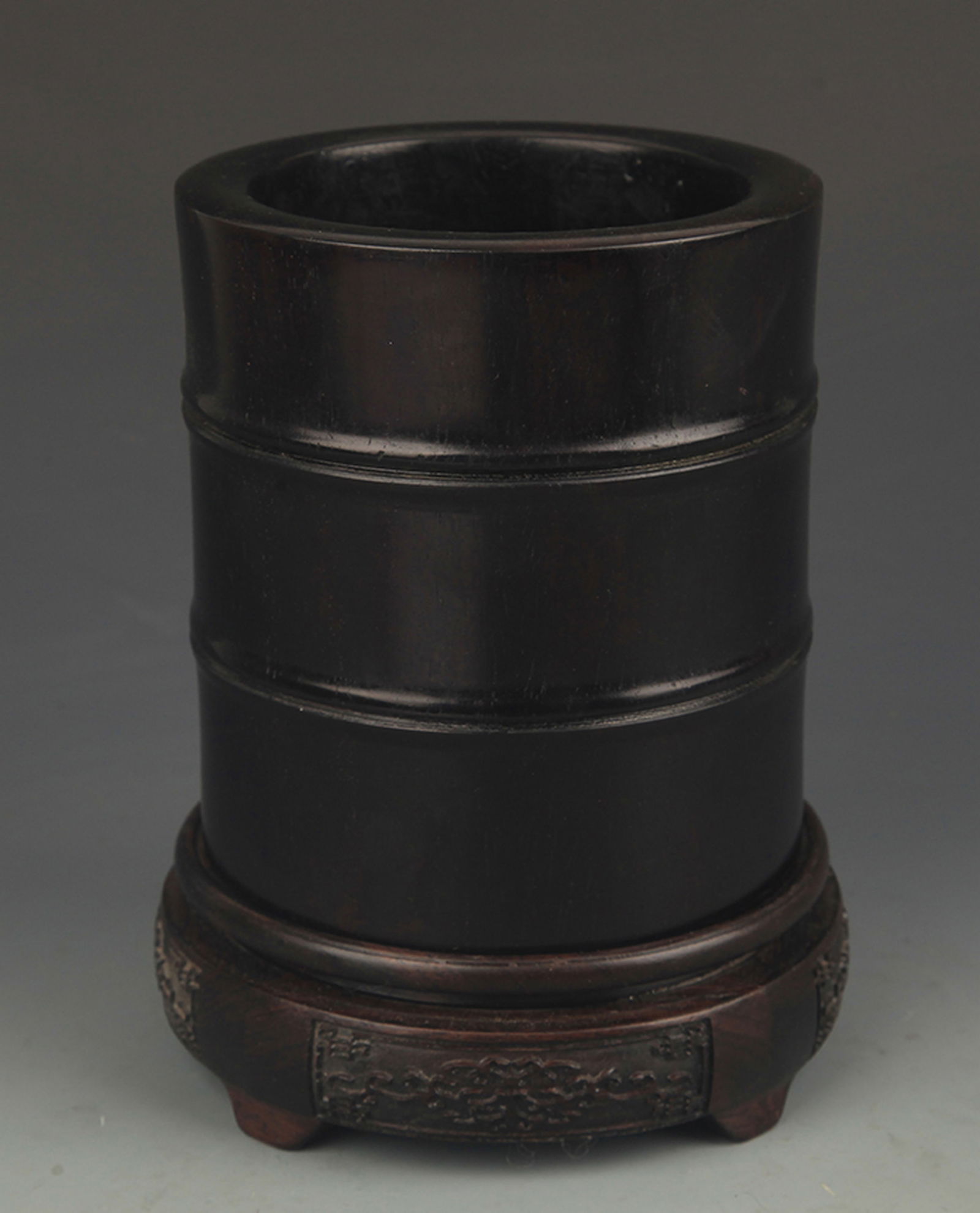 A FINE ZI TAN ROSEWOOD BAMBOO STYLE BRUSH HOLDER: Qing Dynasty, High: 5.25 inch;Diameter:4.75 inch;