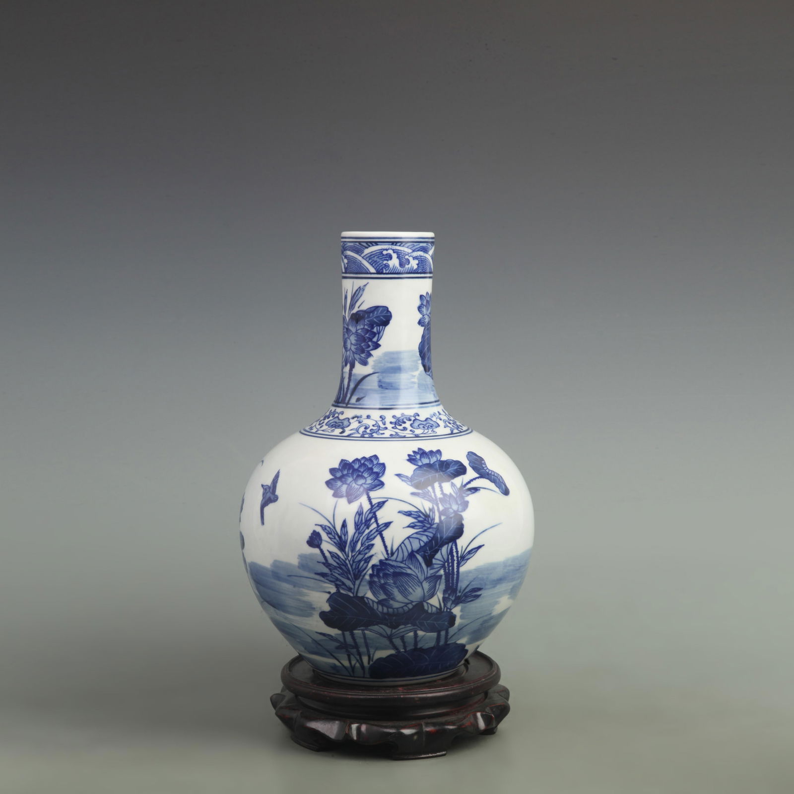 BLUE AND WHITE LOTUS FLOWER PATTERN PORCELAIN BOTTLE: Qing Dynasty Yong Zhen Period, High: 13 inch; Width: 7.2 inch;