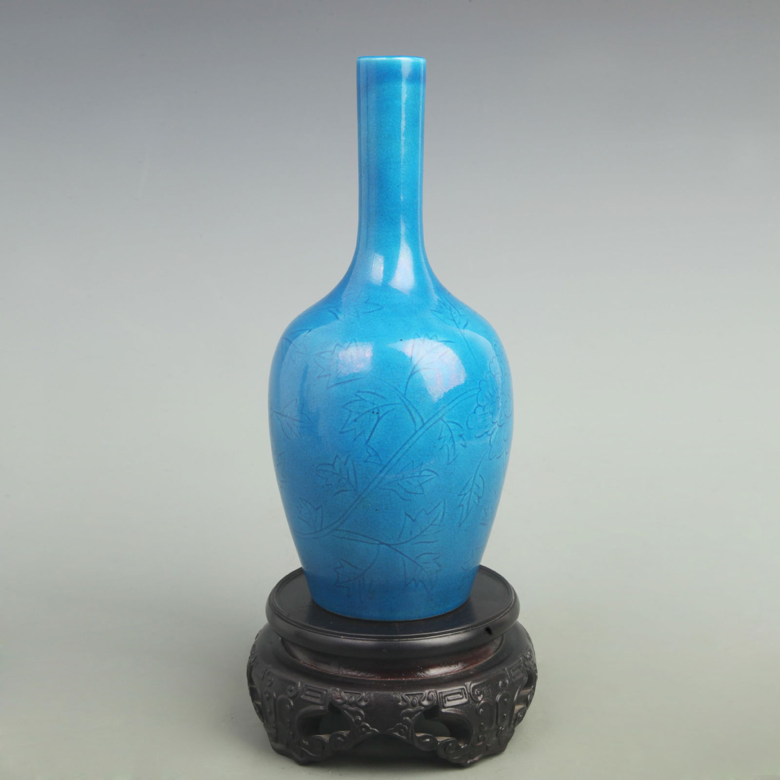 A BLUE COLOR GLAZED FLOWER PATTERN LONG NECK VASE: Ming Dynasty Hong Zhi Period, High: 10.5 inch; Width: 5 inch;