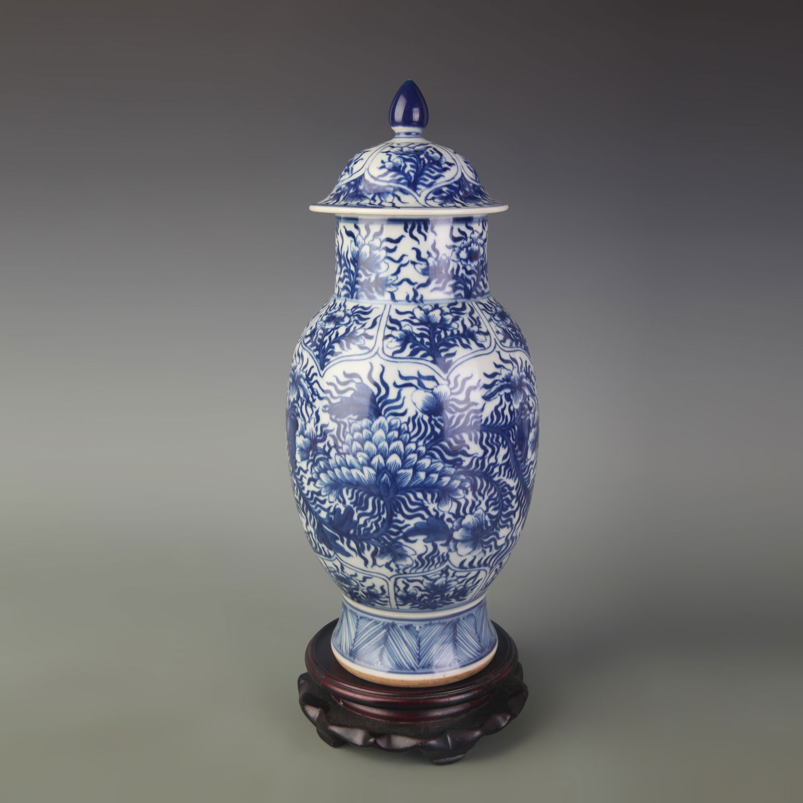 BLUE AND WHITE FLOWER PATTERN PORCELAIN JAR WITH LID: Qing Dynasty; Diameter: 3.1 inch; High:12.1 inch;