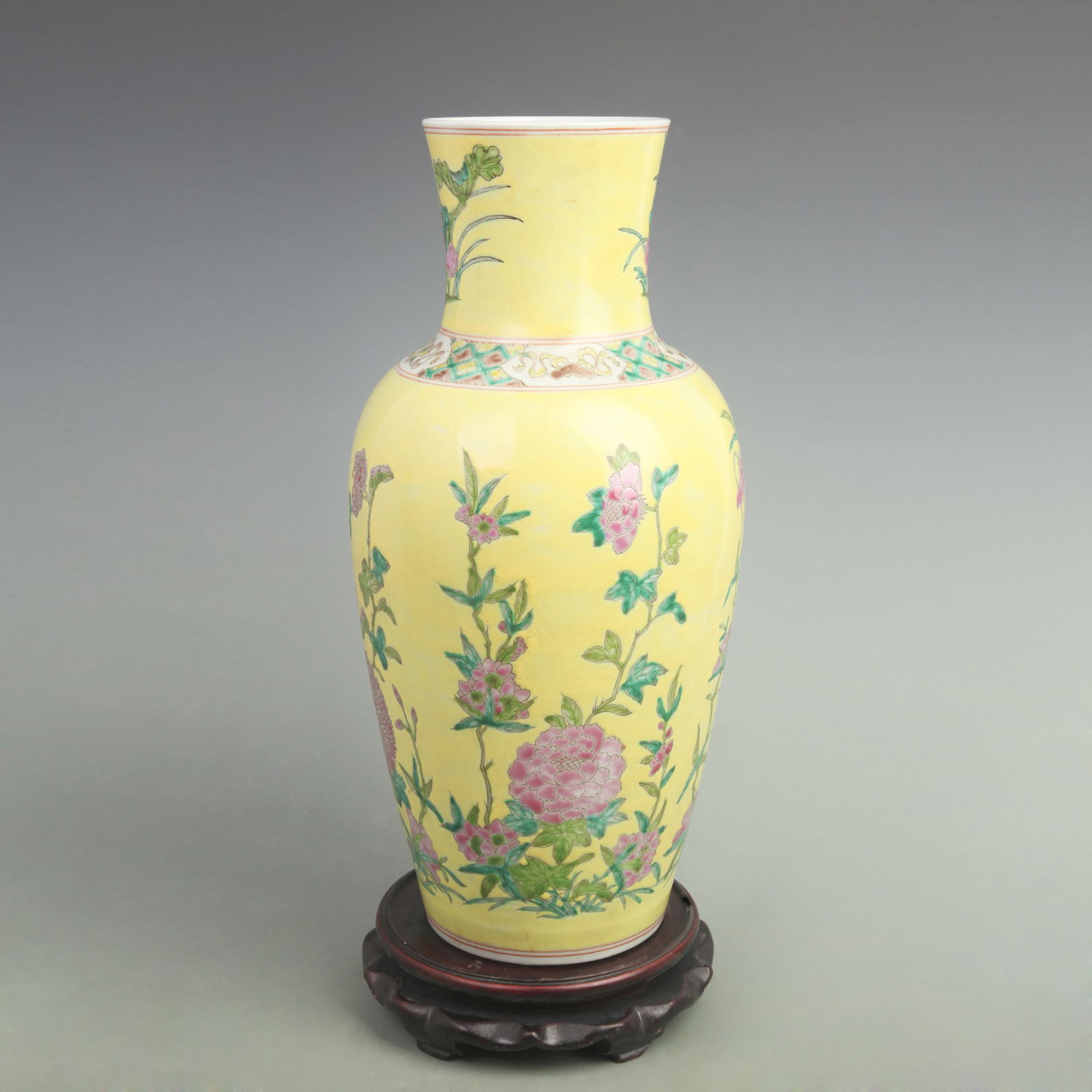 A FINE YELLOW COLOR GROUND FLOWER PATTERN GUANYIN VASE.: Qing Dynasty Kang Xi Period, High: 16 inch; High: 7.5 inch;