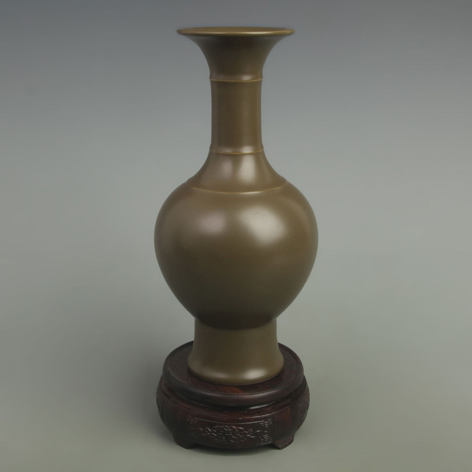 A FINE TEA DUST COLOR GLAZE PORCELAIN VASE: Qing Dynasty Yong Zheng Period; High: 9.8 inch; Width: 5 inch