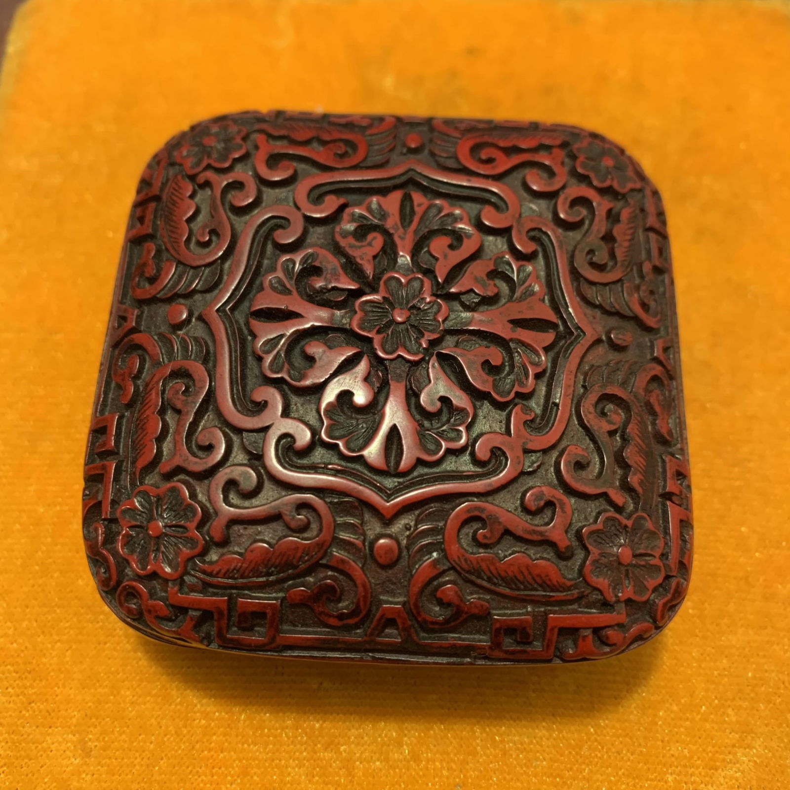 A FINE SMALL RED CARVED LACQUER BOX - 2