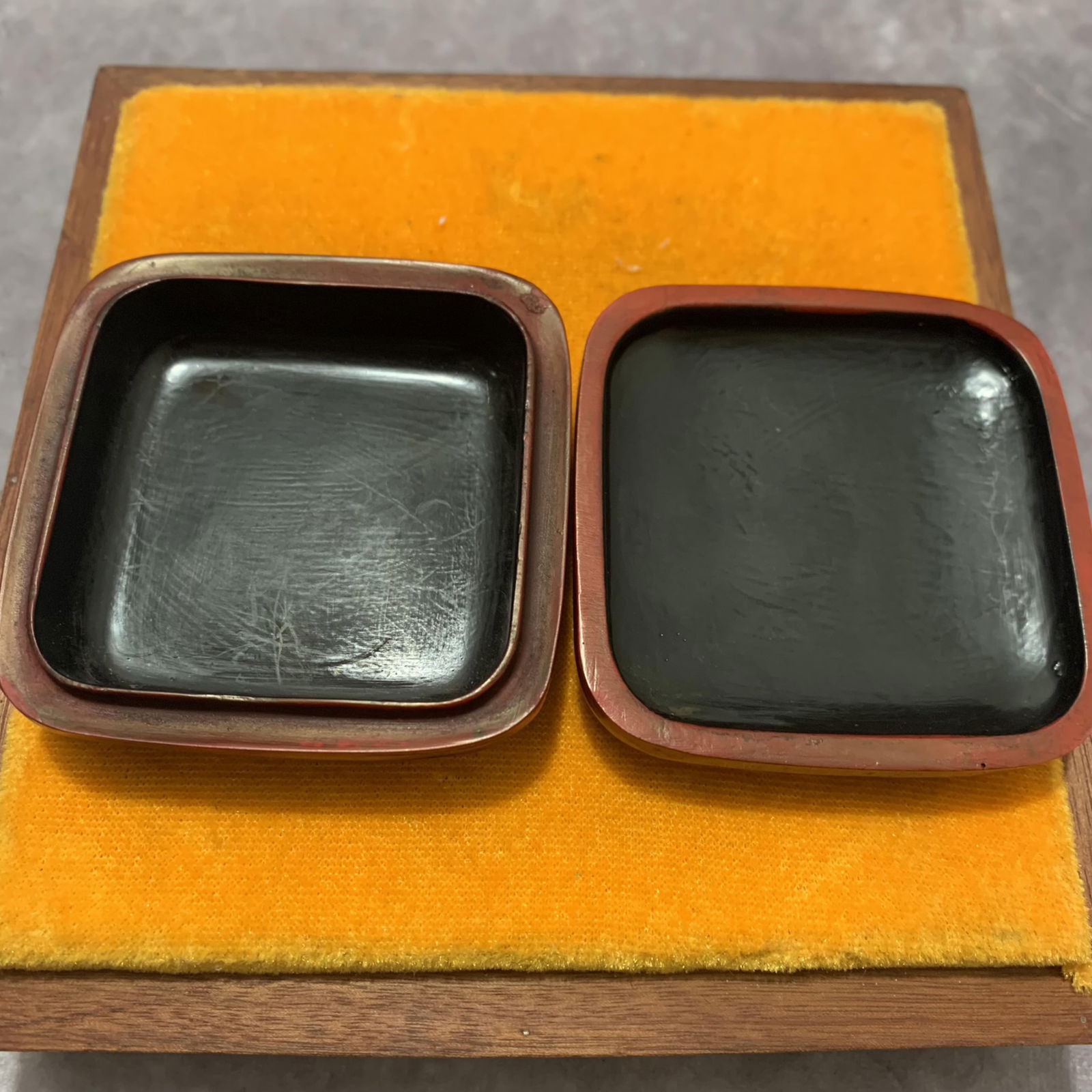 A FINE SMALL RED CARVED LACQUER BOX - 3