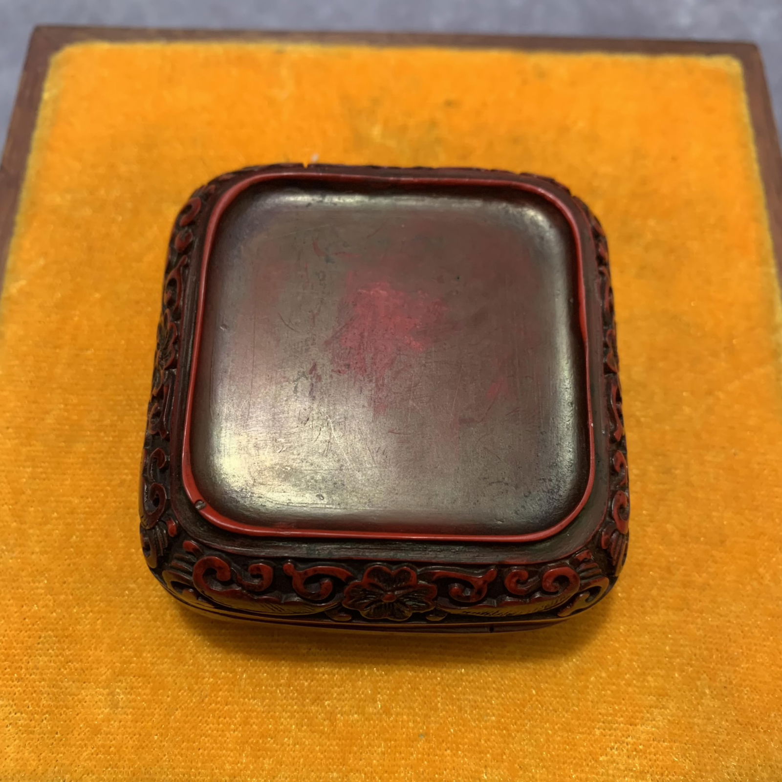 A FINE SMALL RED CARVED LACQUER BOX - 4