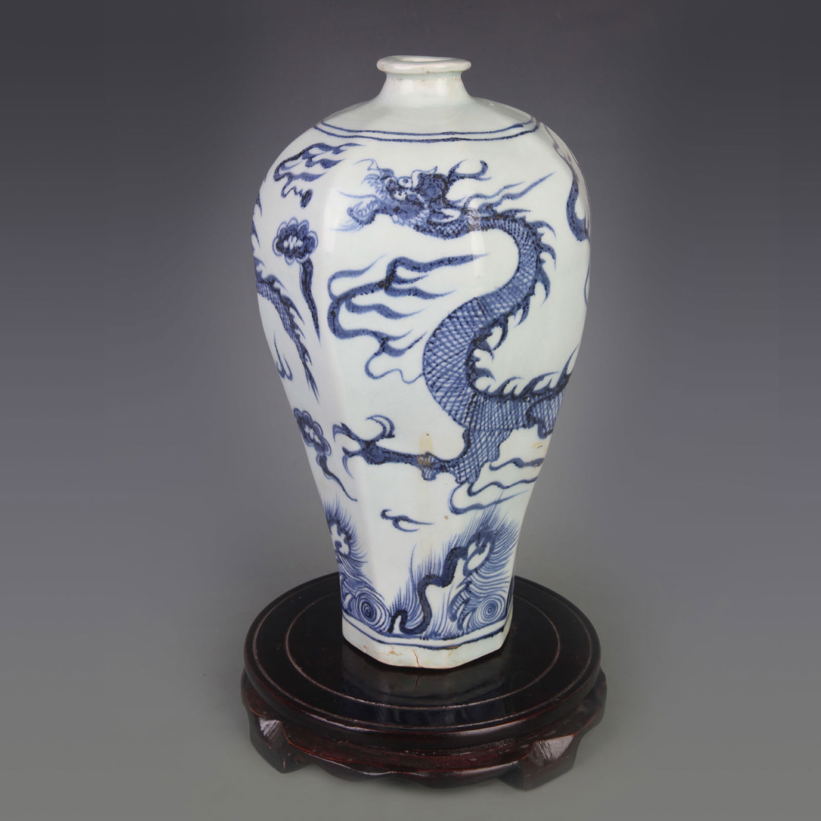 DRAGON PATTERN MEIPING STYLE PORCELAIN VASE: Ming Dynasty Style; Diameter: 6.0 inch; High: 10.4 inch