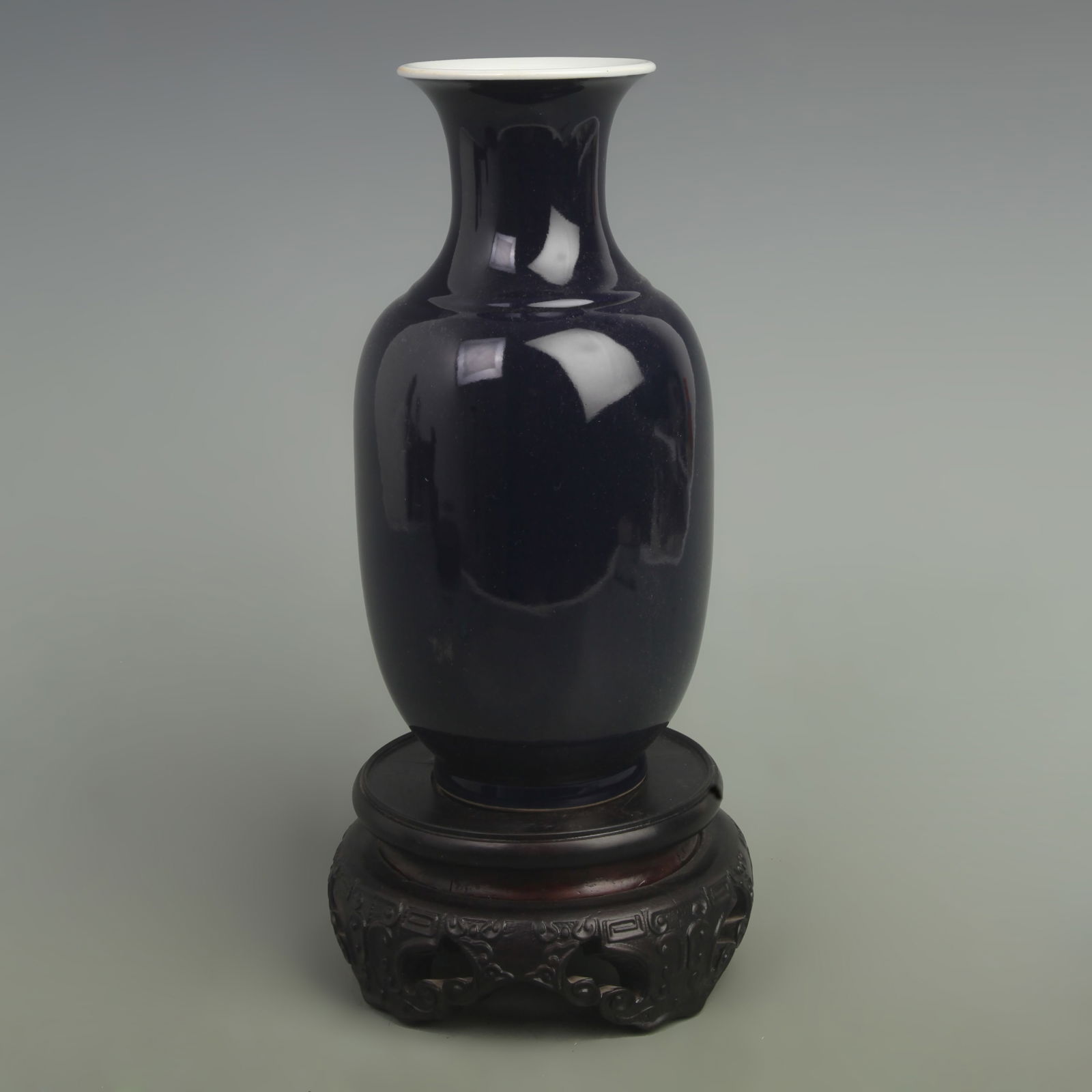 UNDERGLAZE BLUE GLAZE WINTER MELON VASE: Qing Dynasty Qian Long Period; High: 9.5 inch; Width: 5.5 inch