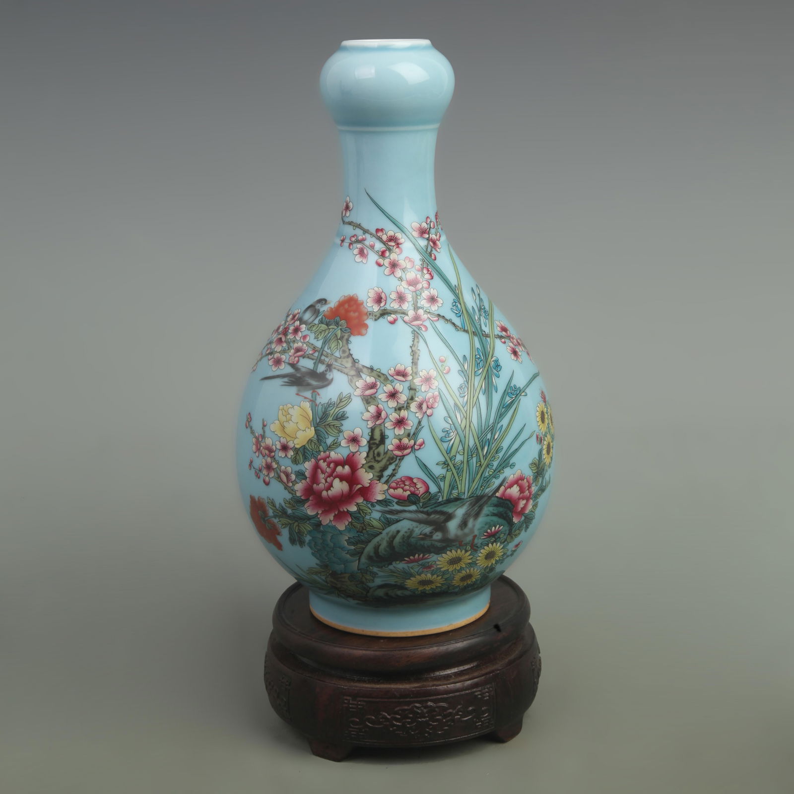 SKY BLUE GROUND FLOWER PATTERN HEAD PORCELAIN VASE: Qing Dynasty Qian Long Period; High: 9.3 inch; Width: 6 inch