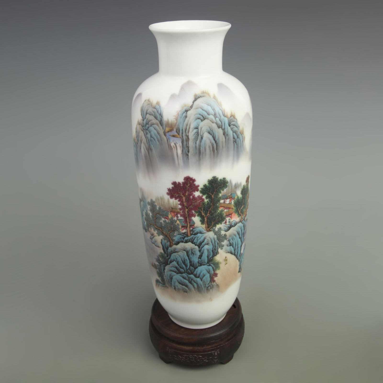 FAMILLE ROSE LANDSCAPING PATTERN PORCELAIN VASE: Qing Dynasty Qian Long Period, High: 13.5 inch; Width: 5.5 inch;