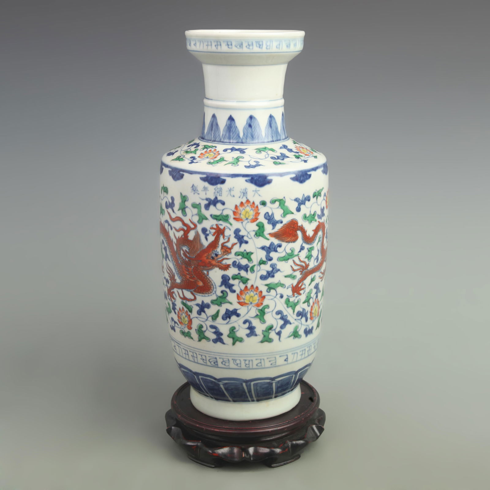 A FINE DOUCAI DRAGON AND FLOWER PATTERN PORCELAIN VASE (1 of 5)