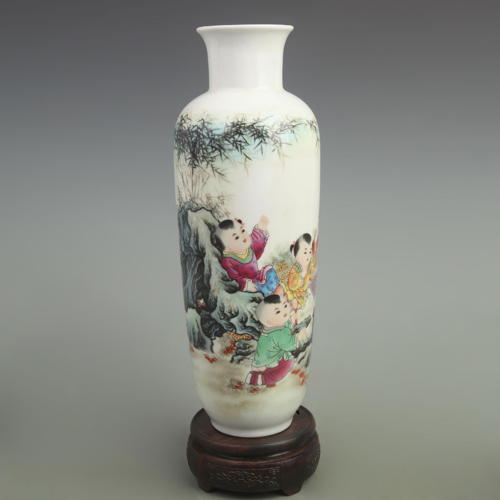 A FINE FAMILLE ROSE BOY PATTERN CYLINDER PORCELAIN VASE: Qing Dynasty Qian Long Period, High: 13 inch; Width: 5.3 inch;