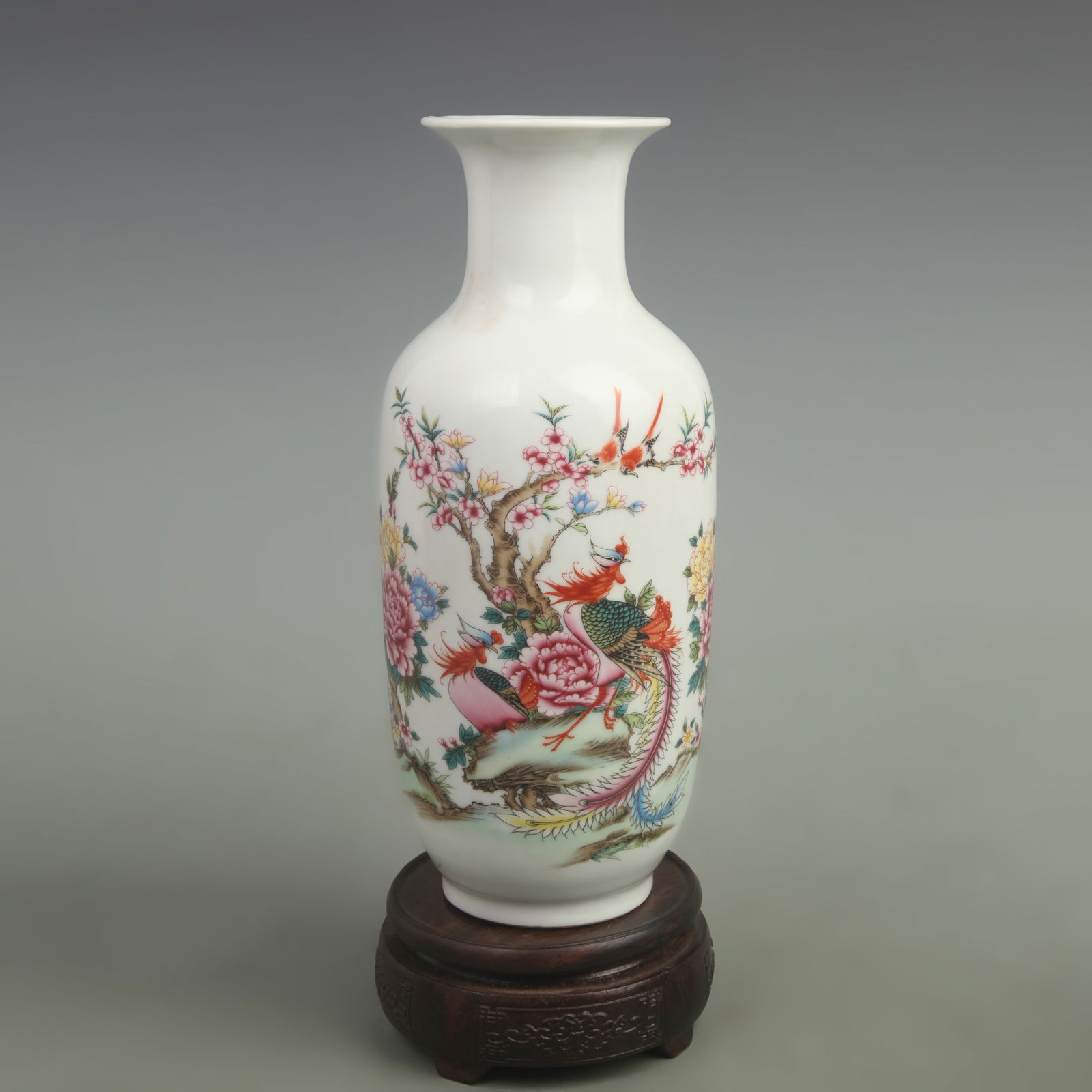 FAMILLE ROSE STORY PATTERN WINTER MELON SHAPED PORCELAIN VASE: Qing Dynasty Qian Long Period; High: 10.3 inch; Width: 5.0 inch;