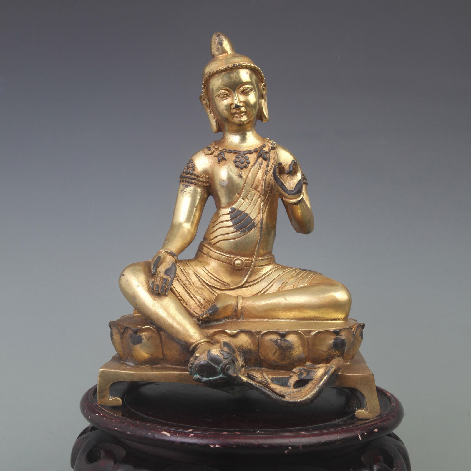 A FINE BRONZE MADE GUAN YIN BUDDHA STATUE: Ming Dynasty Style; Diameter: 7.3 inch High: 10 inch