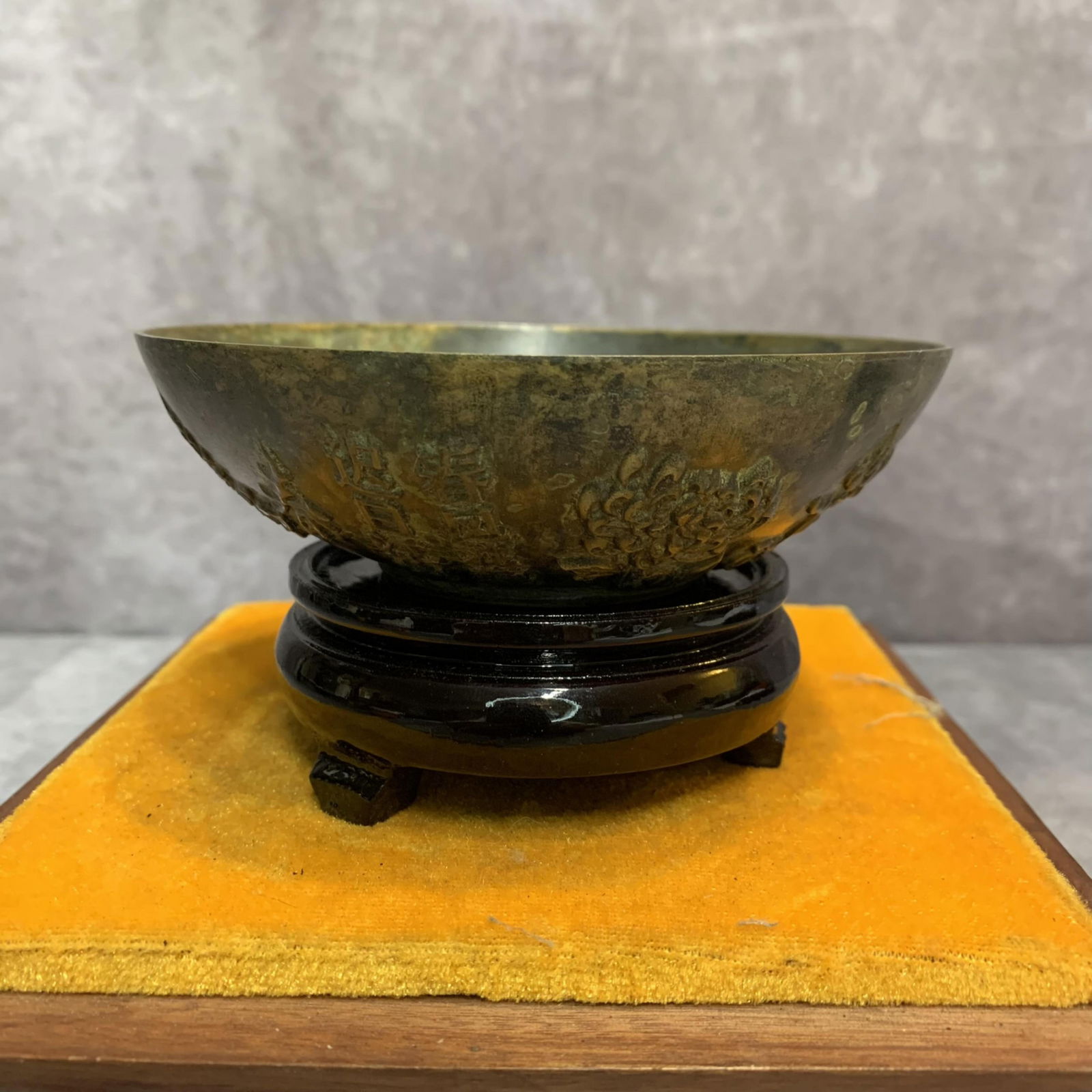 A FINE CHRYSANTHEMUM CARVING BRONZE BOWL: Modern; High: 1.5 inch; Diameter: 4.7 inch