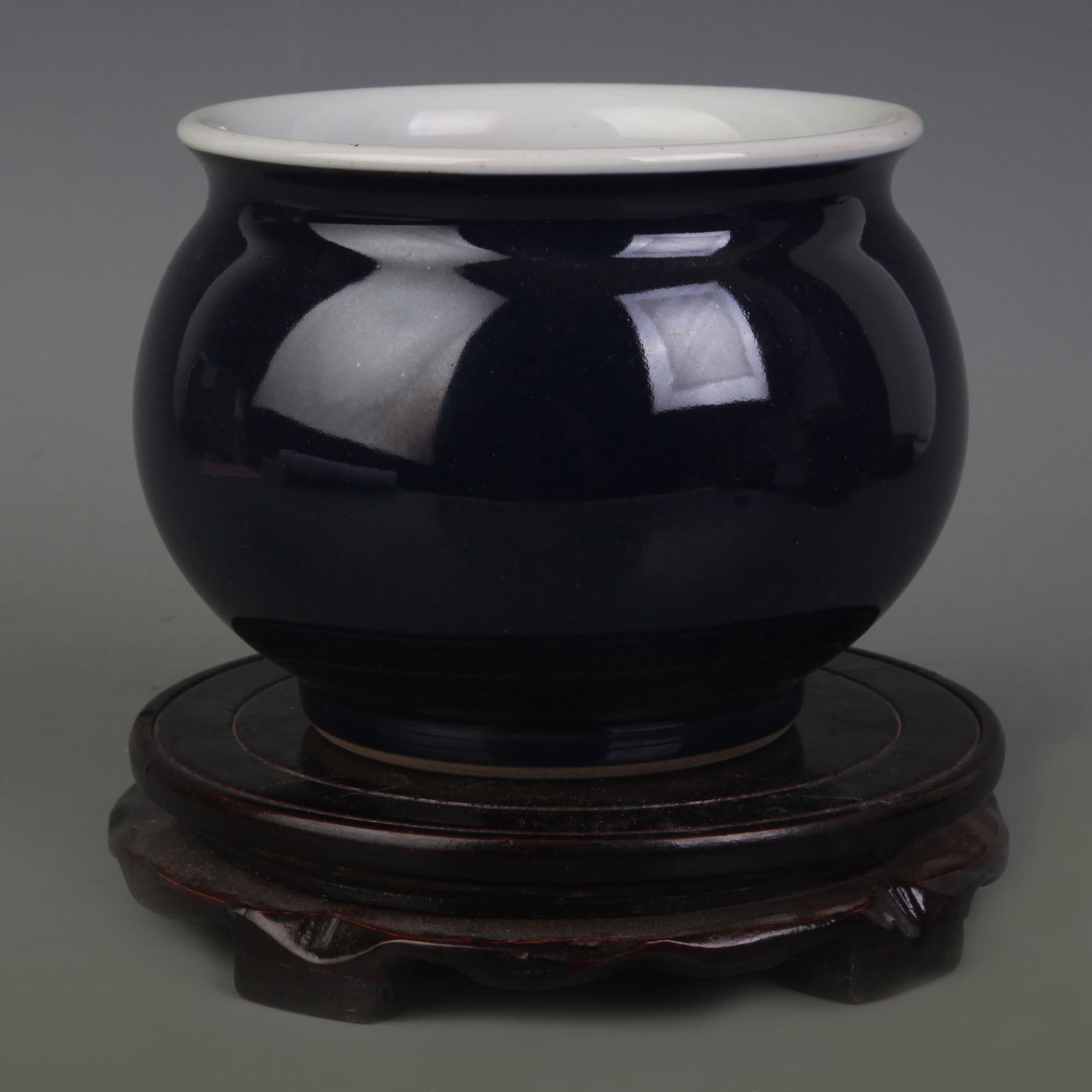 SACRIFICIAL BLUE GLAZED PORCELAIN BRUSH WASHER: Qing Dynasty Qian Long Period; Diameter: 5.6 inch; High: 4.7 inch;