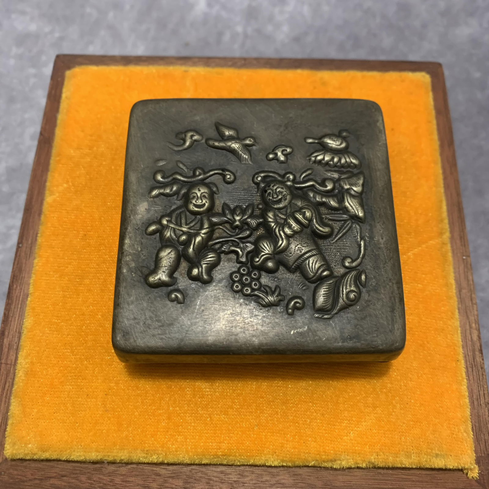 A FINELY CARVED BRONZE INK BOX: Modern, Long: 1.0 inch; Width: 3.3 inch; High: 3.3 inch;