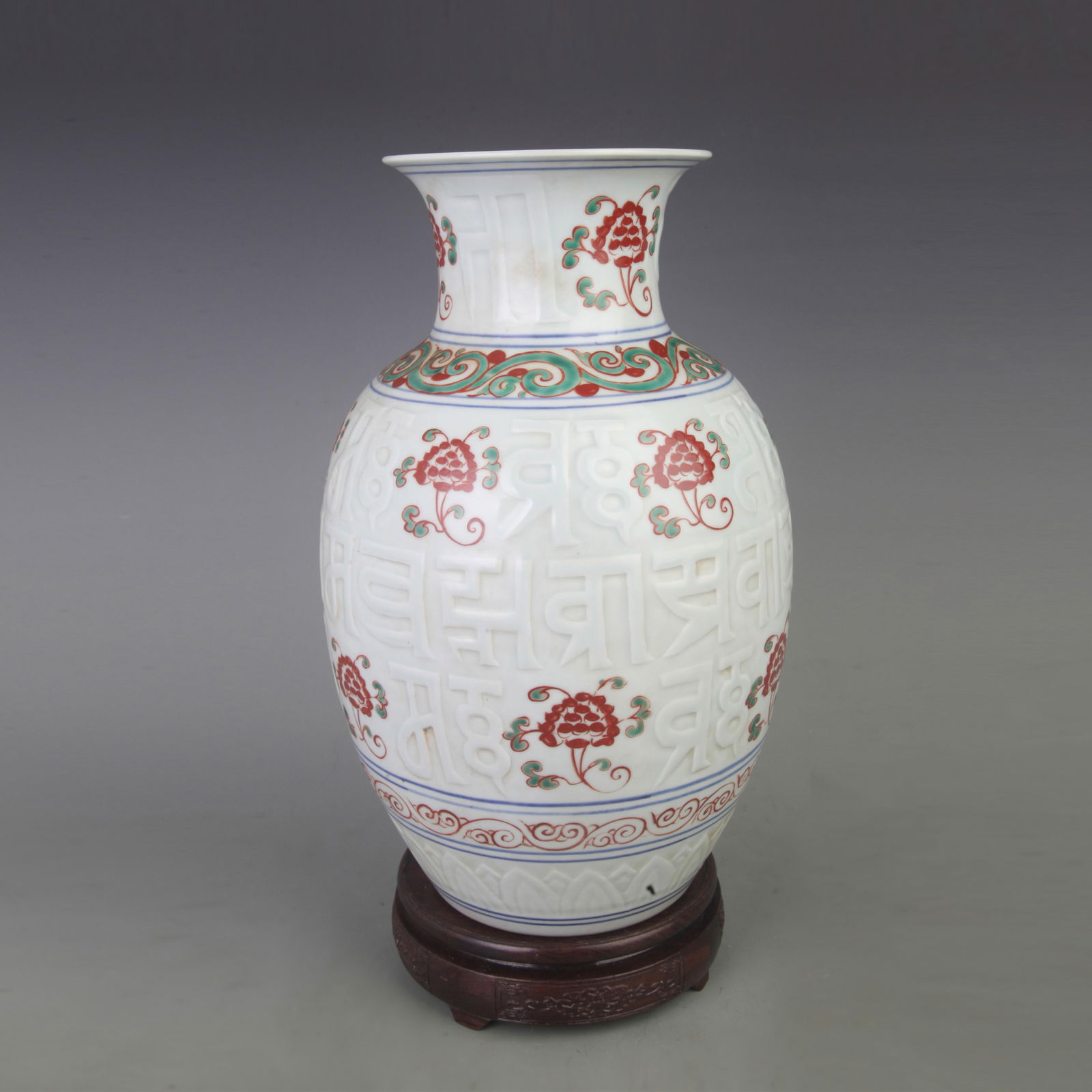 WUCAI FLORAL PATTERN WITH HIDDEN DESIGN WINTER MELON STYLE PORCELAIN VASE: Ming Dynasty Style; Diameter: 8.2 inch; High: 13.5 inch;
