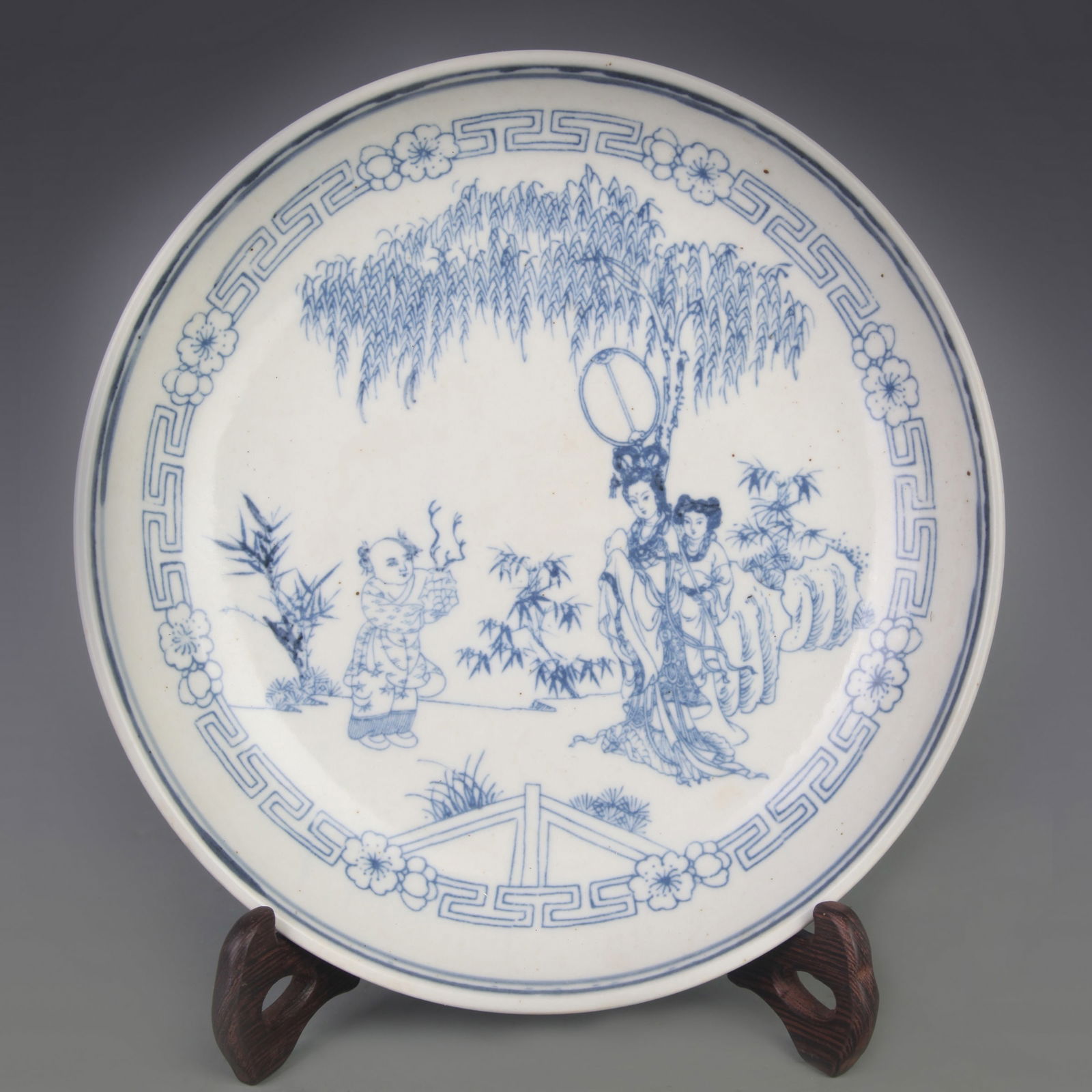 BLUE-AND-WHITE PORCELAIN PLATE WITH FIGURES: Qing Dynasty; Diameter: 8.3 inch; High:1.6 inch