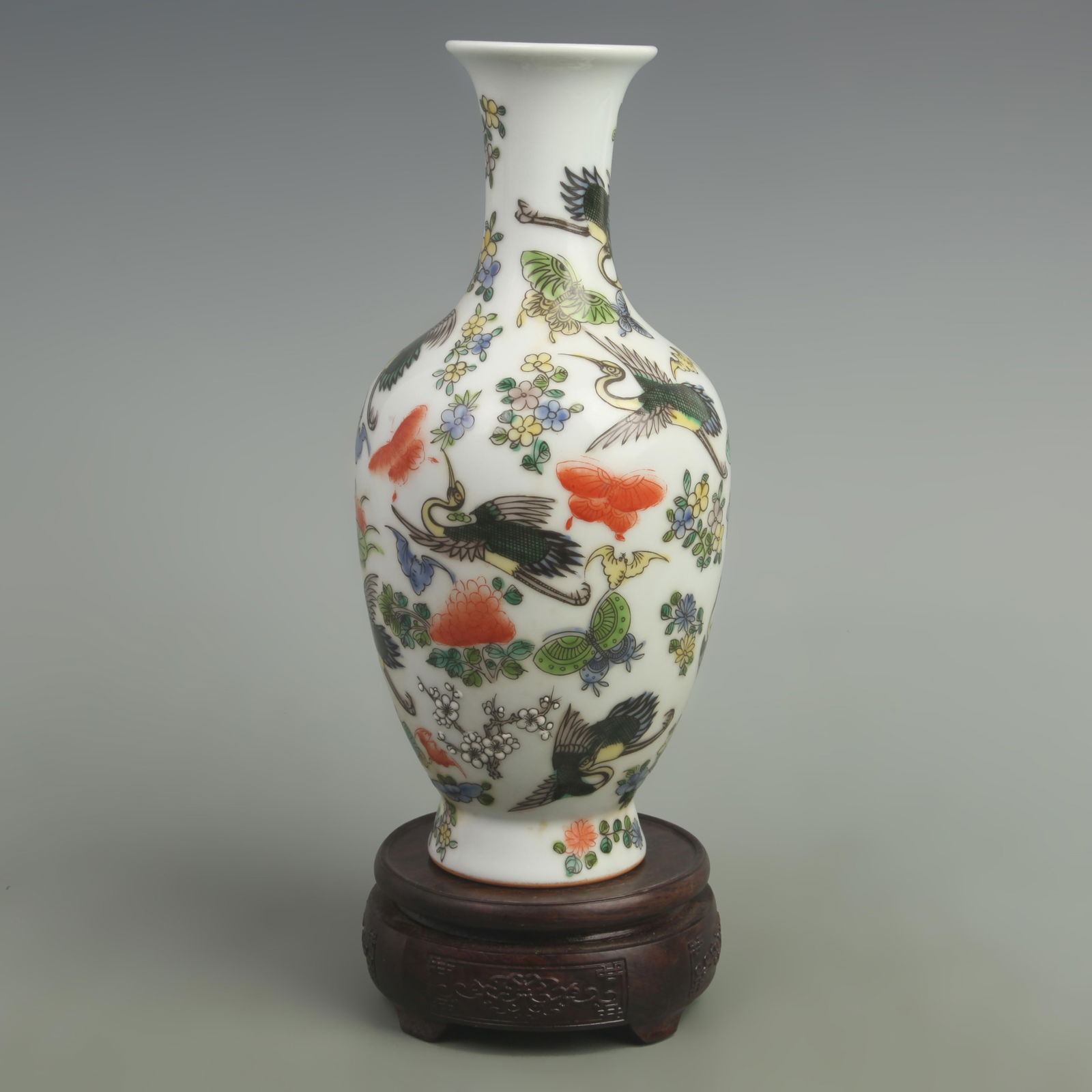 A FINE FAMILLE ROSE CRANE PATTERN GUAN YIN STYLE BOTTLE: Qing Dynasty Kang Xi Period; High: 10.7 inch Width: 5.00 inch