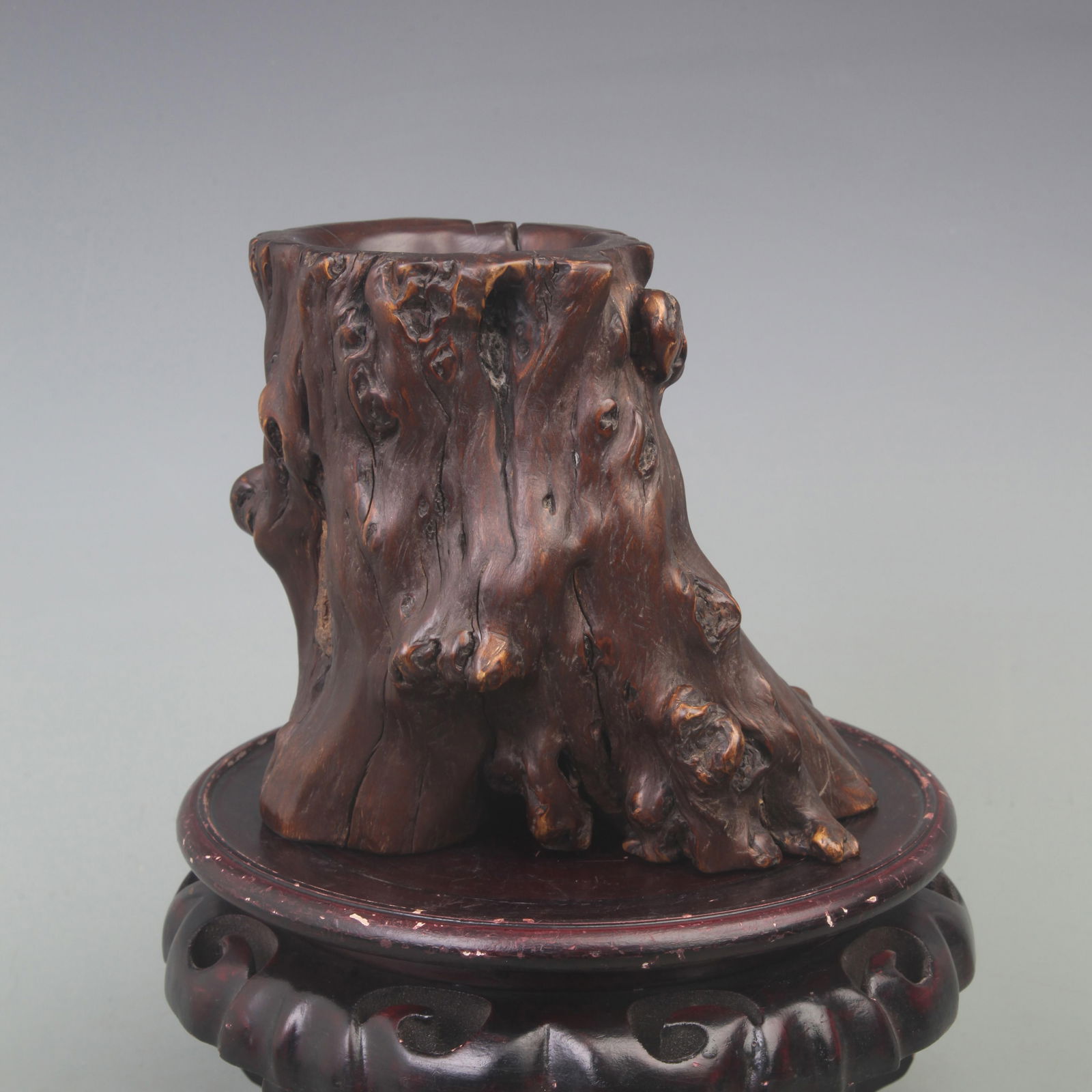 AN OLD REDWOOD ROOT MADE PEN HOLDER: Qing Dynasty; Diameter: 6.9 inch; High: 6.4 inch;
