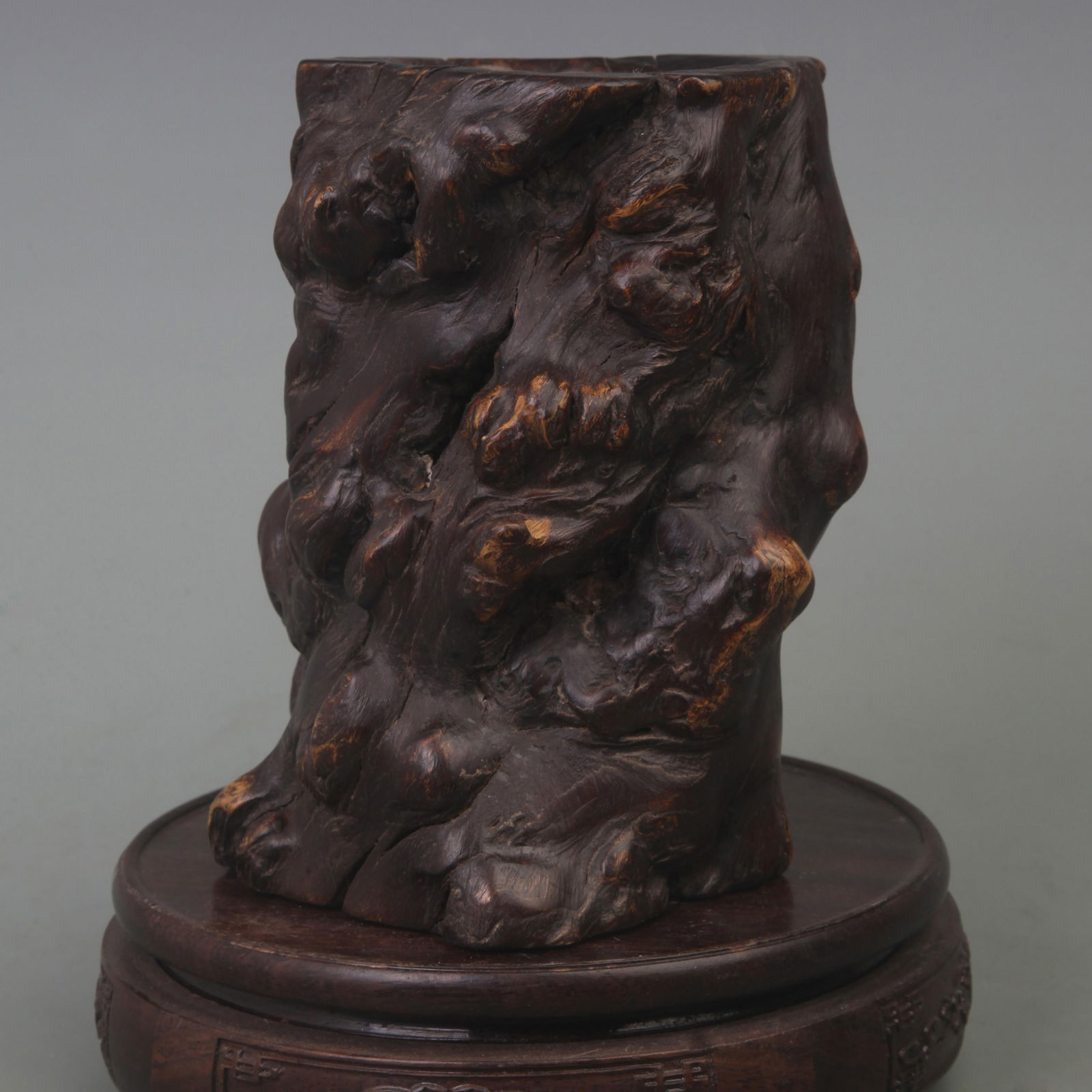 A FINE OLD REDWOOD MADE CALLIGRAPHY PEH HOLDER: Qing Dynasty; Diameter: 4 inch; High: 6.3 inch;