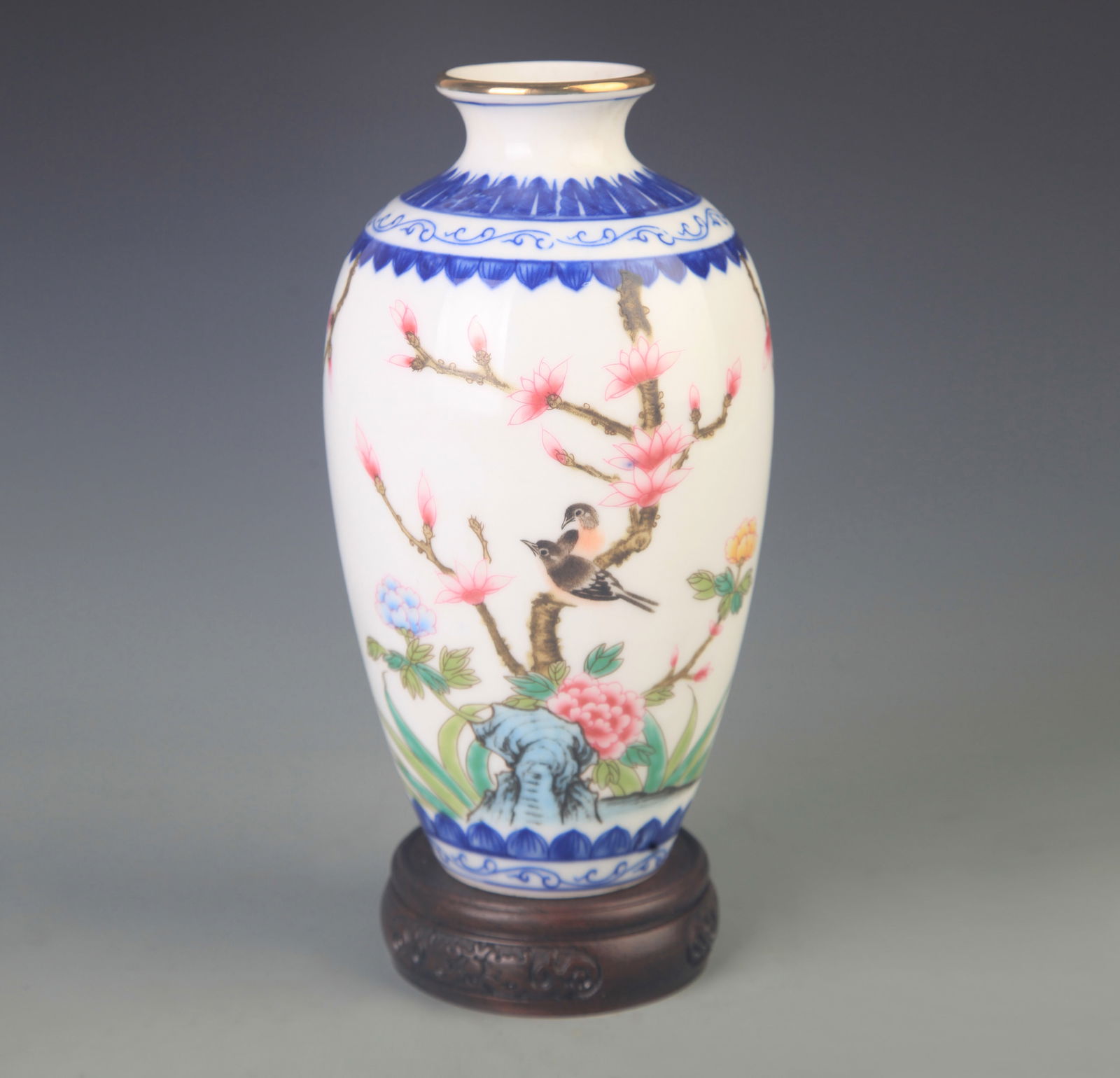 RARE BLUE AND WHITE FAMILLE ROSE PORCELAIN VASE: Qing Dynasty Qian Long Period, High: 8.25 inch; Diameter:2.0 inch;