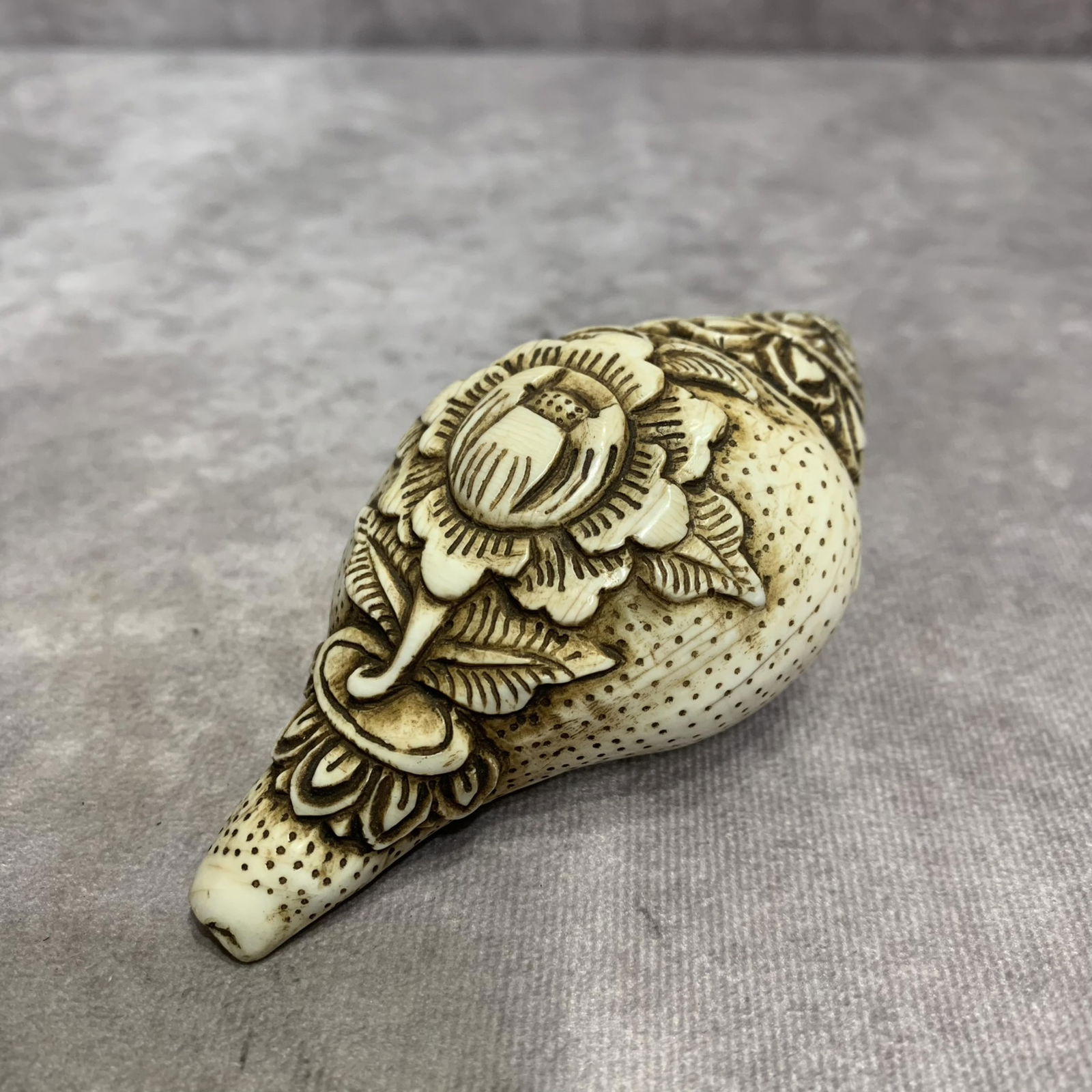 A FINELY CARVED TIBETAN BUDDHISM CONCH: Modern; High: 2.0 inch; Width: 2.2 inch; Long: 4.0 inch