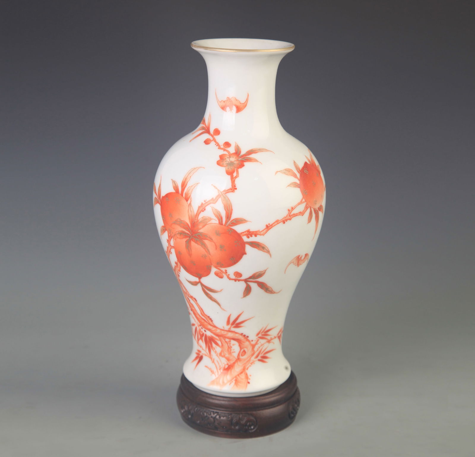 RARE GILT FLOWER PATTERN GUAN YIN STYLE VASE (1 of 5)