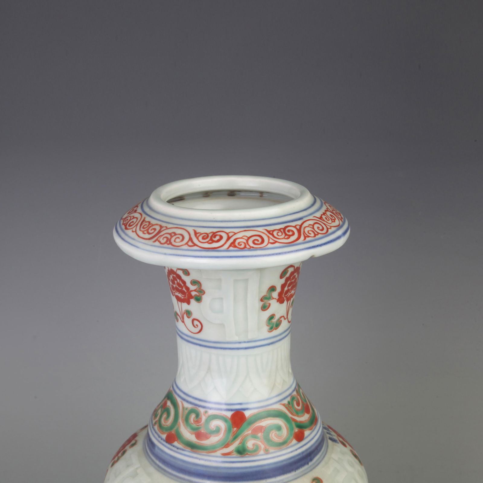 WUCAI FLOWER PATTERN WITH CARVING PATTERN PORCELAIN VASE - 2