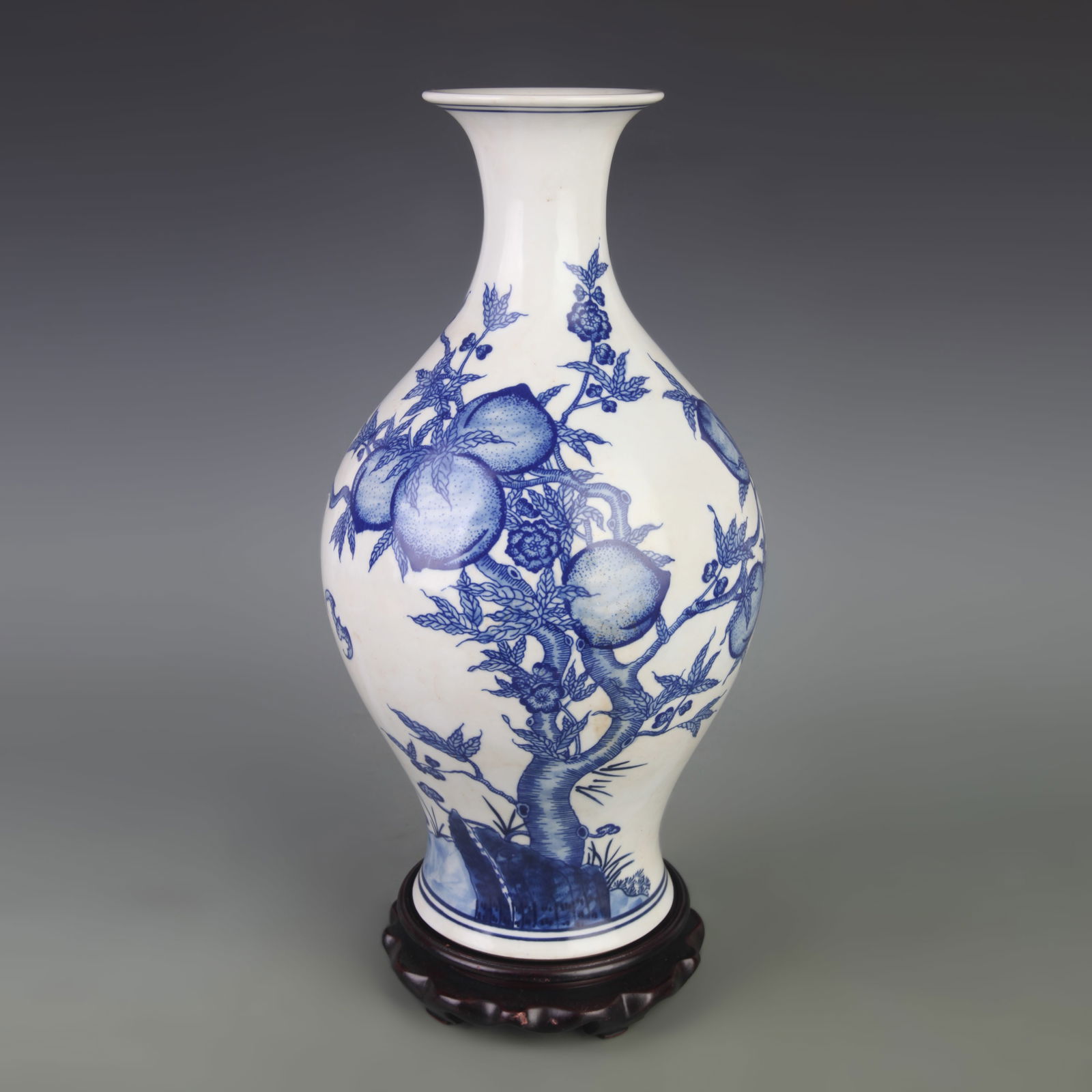 BLUE-AND-WHITE PEACH PATTERH PORCELAIN APPRECIATION VASE: Qing Dynasty Yong Zhen Period; Diameter: 7.5 in; High: 13.6 in;