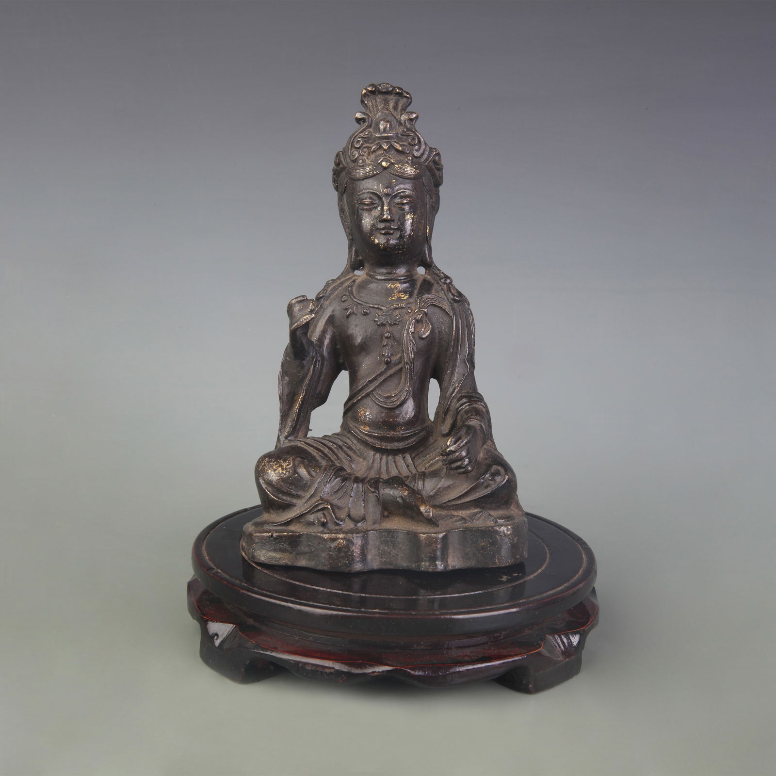 A FINE BRONZE SEATED GUANYIN STATUE: Qing Dynasty; High:7.5 inch