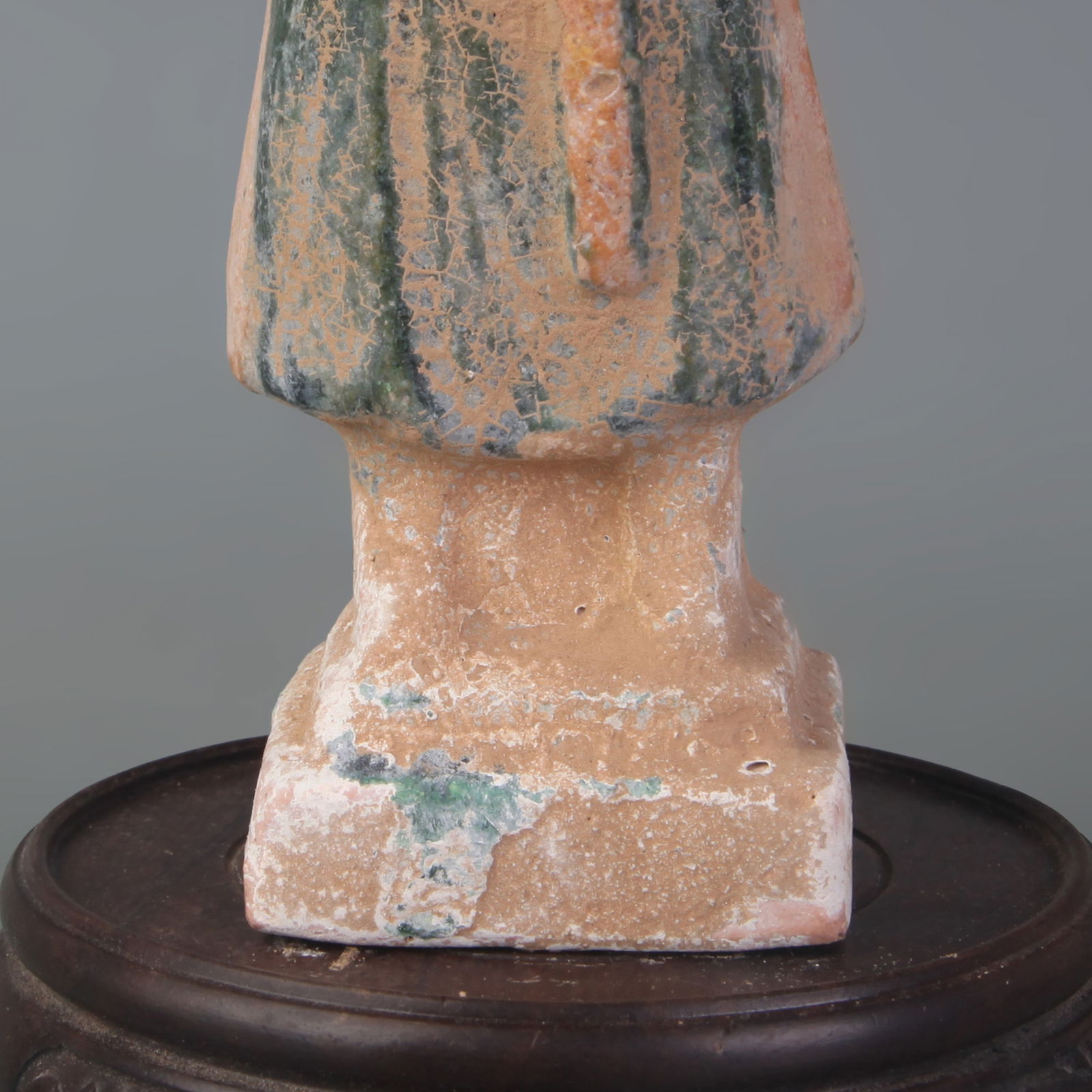 A FINE TRI-COLORED POTTERY HUMAN FIGURINE - 3