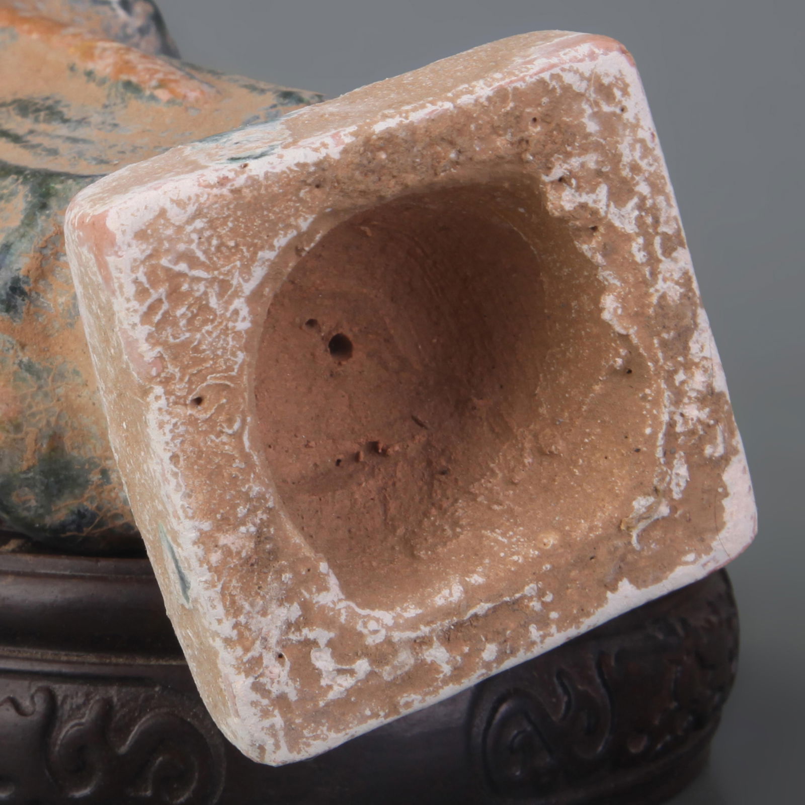 A FINE TRI-COLORED POTTERY HUMAN FIGURINE - 5