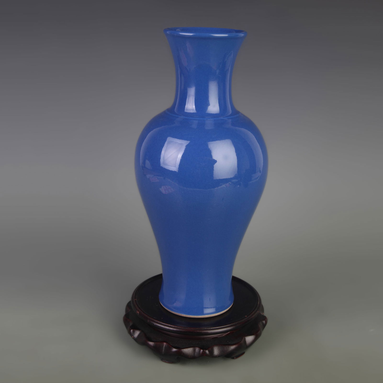 BLUE COLOR GLAZE PORCELAIN VASE: Qing Dynasty Qian Long Period,Diameter: 5.0 in; High: 10.4 in