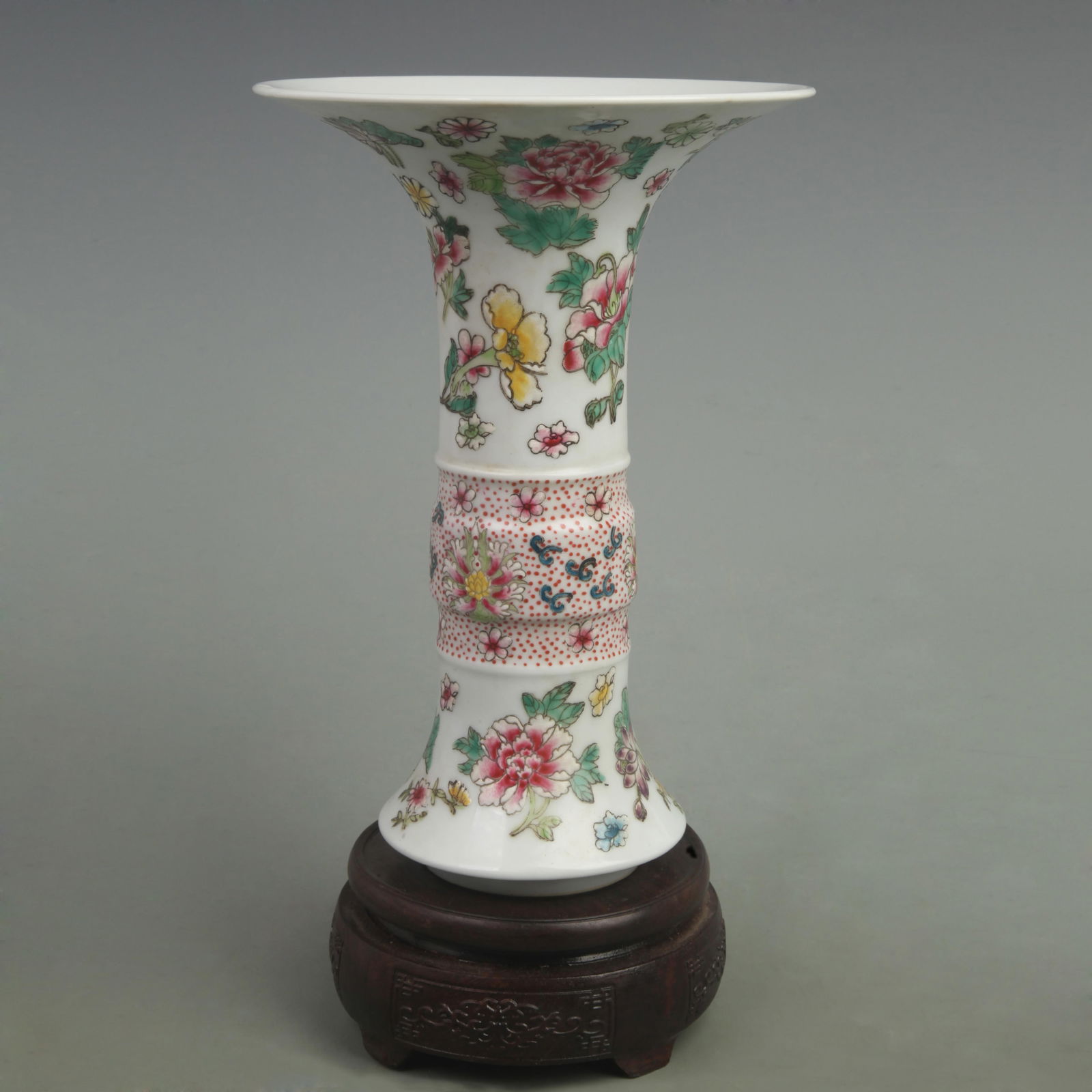 RARE FAMILLE ROSE PEONY FLOWER PATTERN FLOWER VASE: Qing Dynasty Qian Long Period; High: 9 inch; Diameter: 6.3 inch;