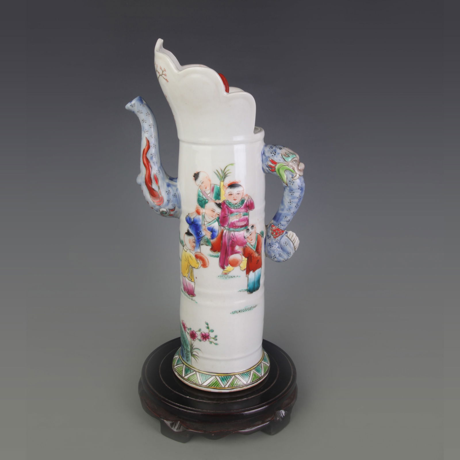 A FINE FAMILLE ROSE PORCELAIN BOX WITH COVER: Qing Dynasty; High: 1.5 inch Width: 2.3 inch Diameter: 4.5 inch