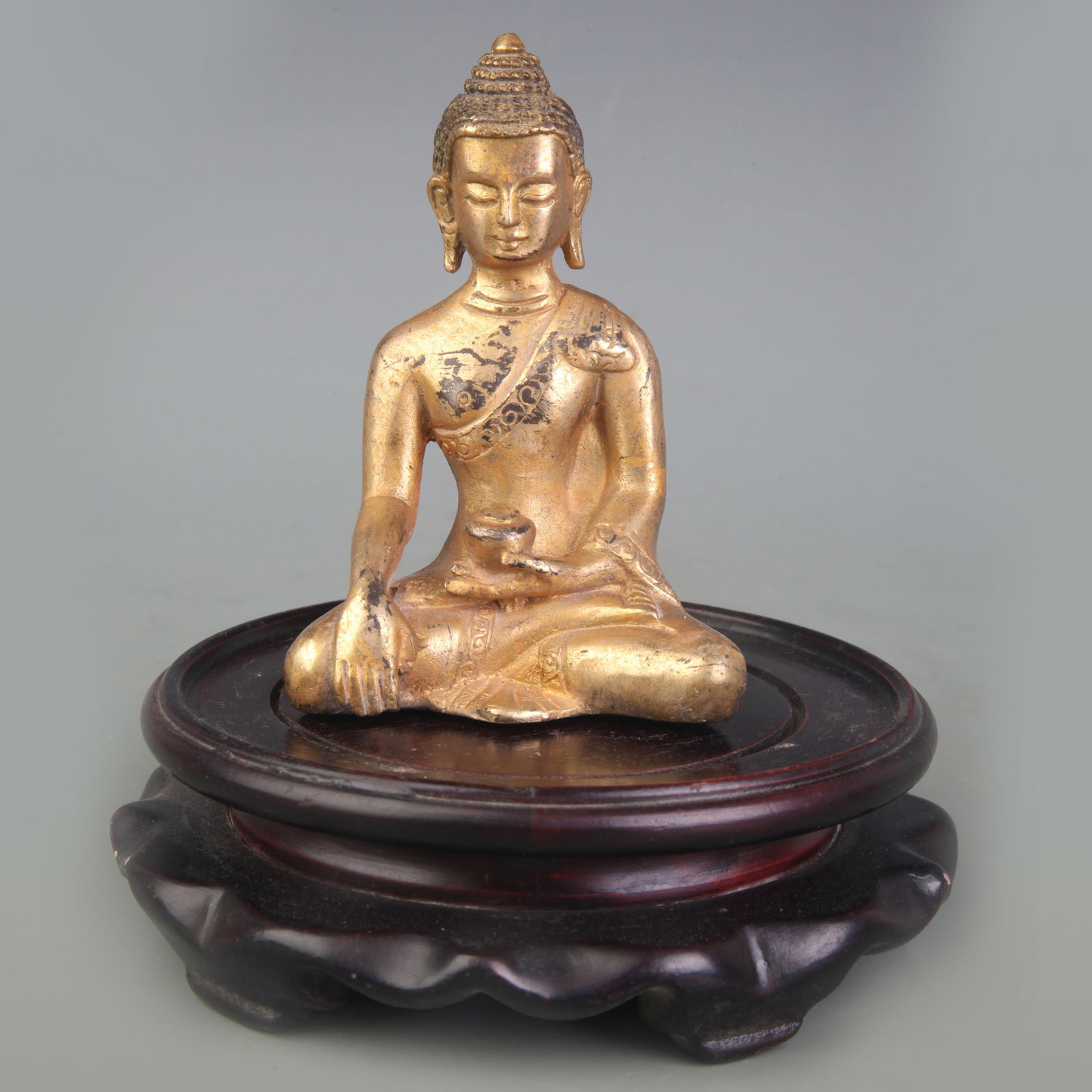 A SMALL BRONZE SHAKYAMUNI BUDDHA STATUE (1 of 5)