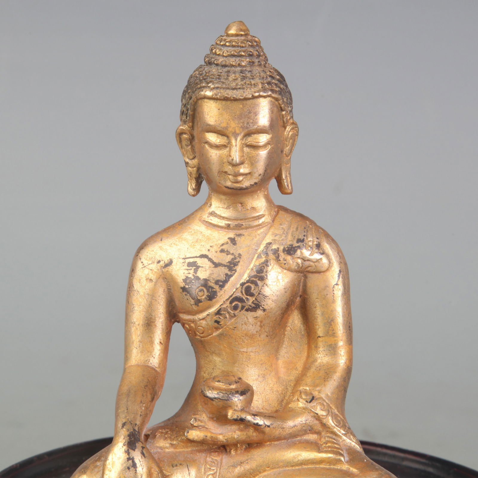 A SMALL BRONZE SHAKYAMUNI BUDDHA STATUE - 2
