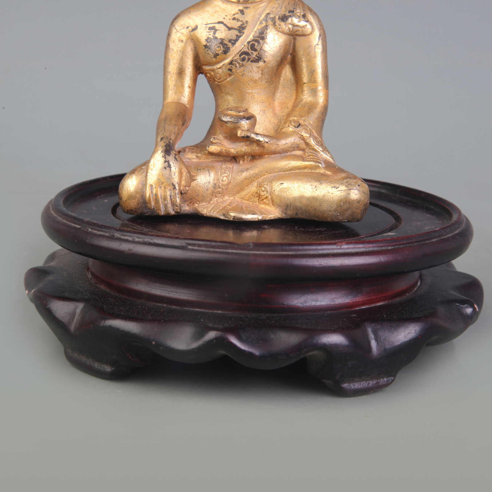 A SMALL BRONZE SHAKYAMUNI BUDDHA STATUE - 3