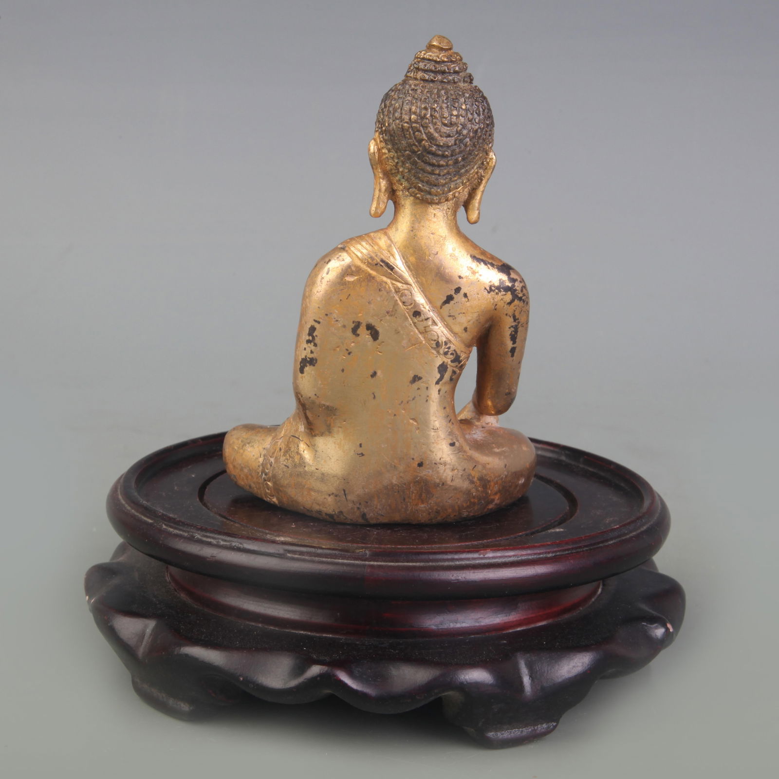 A SMALL BRONZE SHAKYAMUNI BUDDHA STATUE - 4