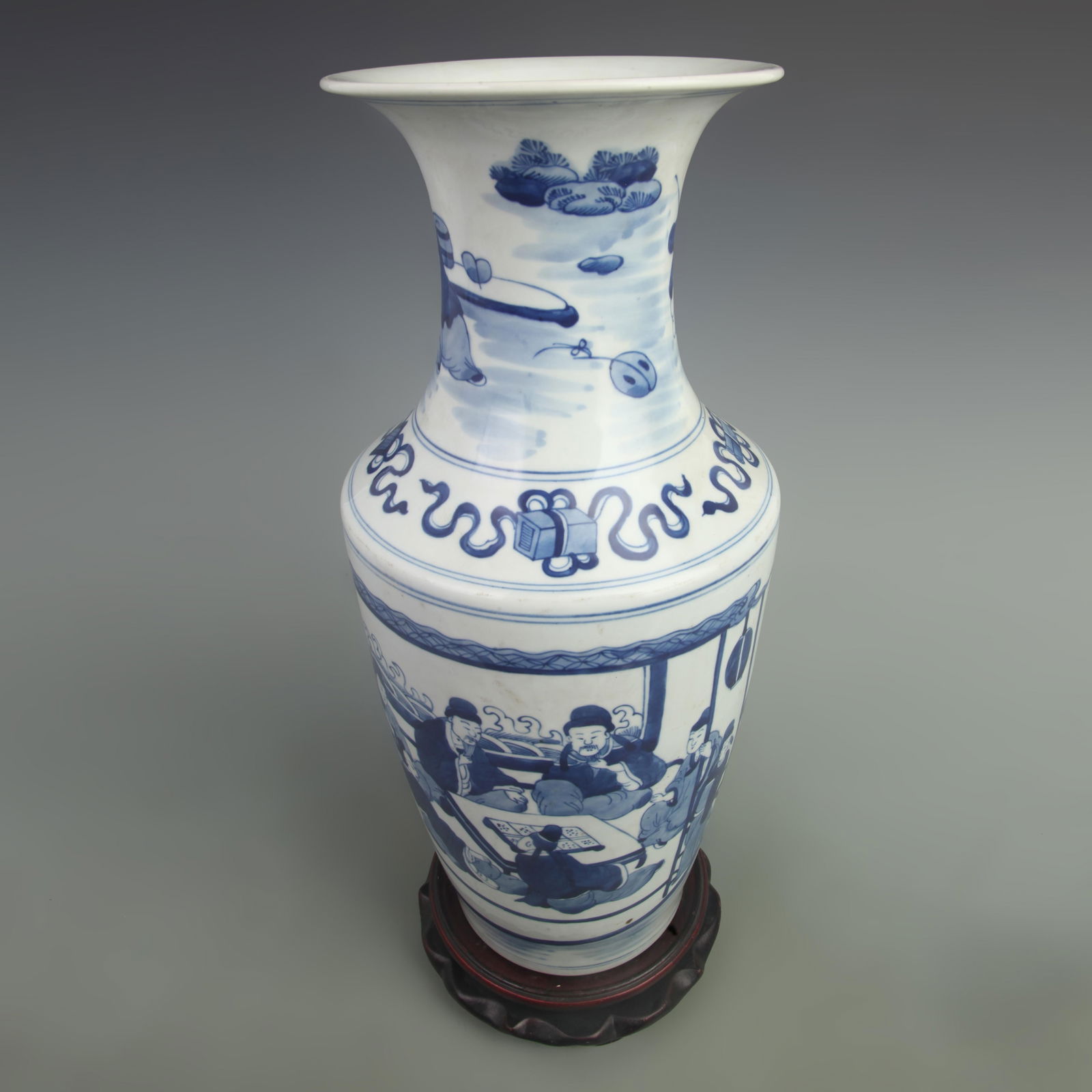 A FINE BLUE AND WHITE CHARACTER PATTERN PORCELAIN VASE (1 of 5)