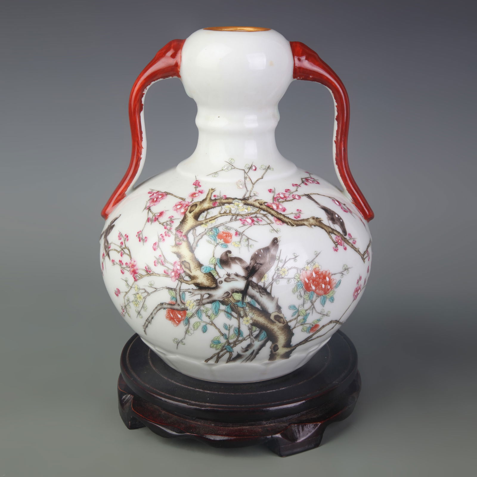 FAMILLE ROSE FLOWER AND RUYI PATTERN GARLIC-HEAD PORCELAIN VASE: Qing Dynasty Qian Long Period; Width: 7.5 inch; High: 9.0 inch