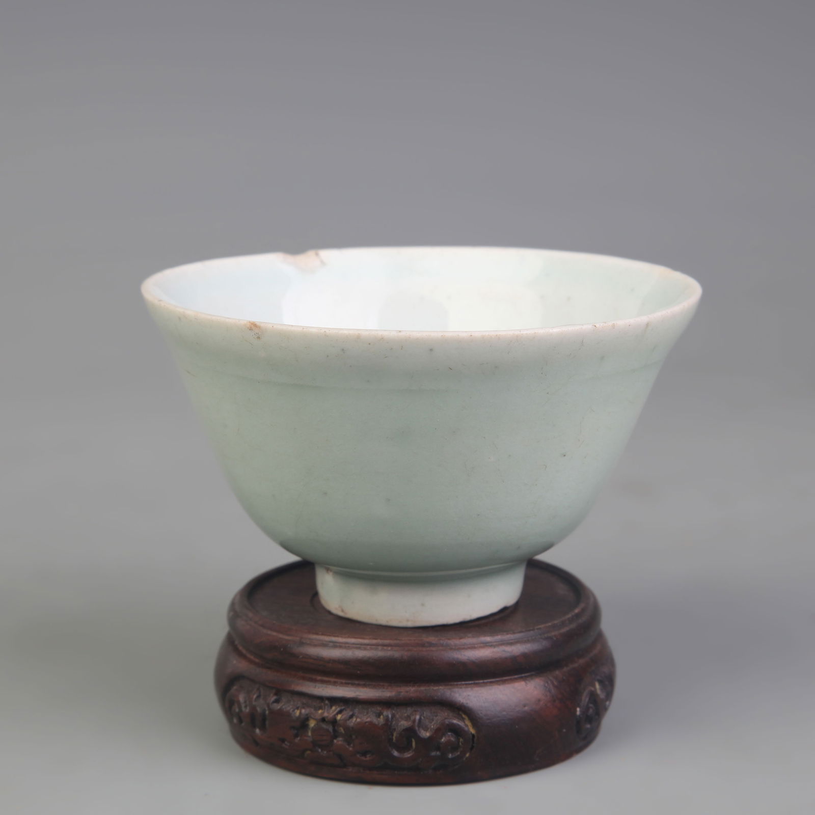 A TALL BLUE AND WHITE TREE PATTERN PORCELAIN VASE: Qing Dynasty; High: 9.1 inch; Diameter: 2.1 inch